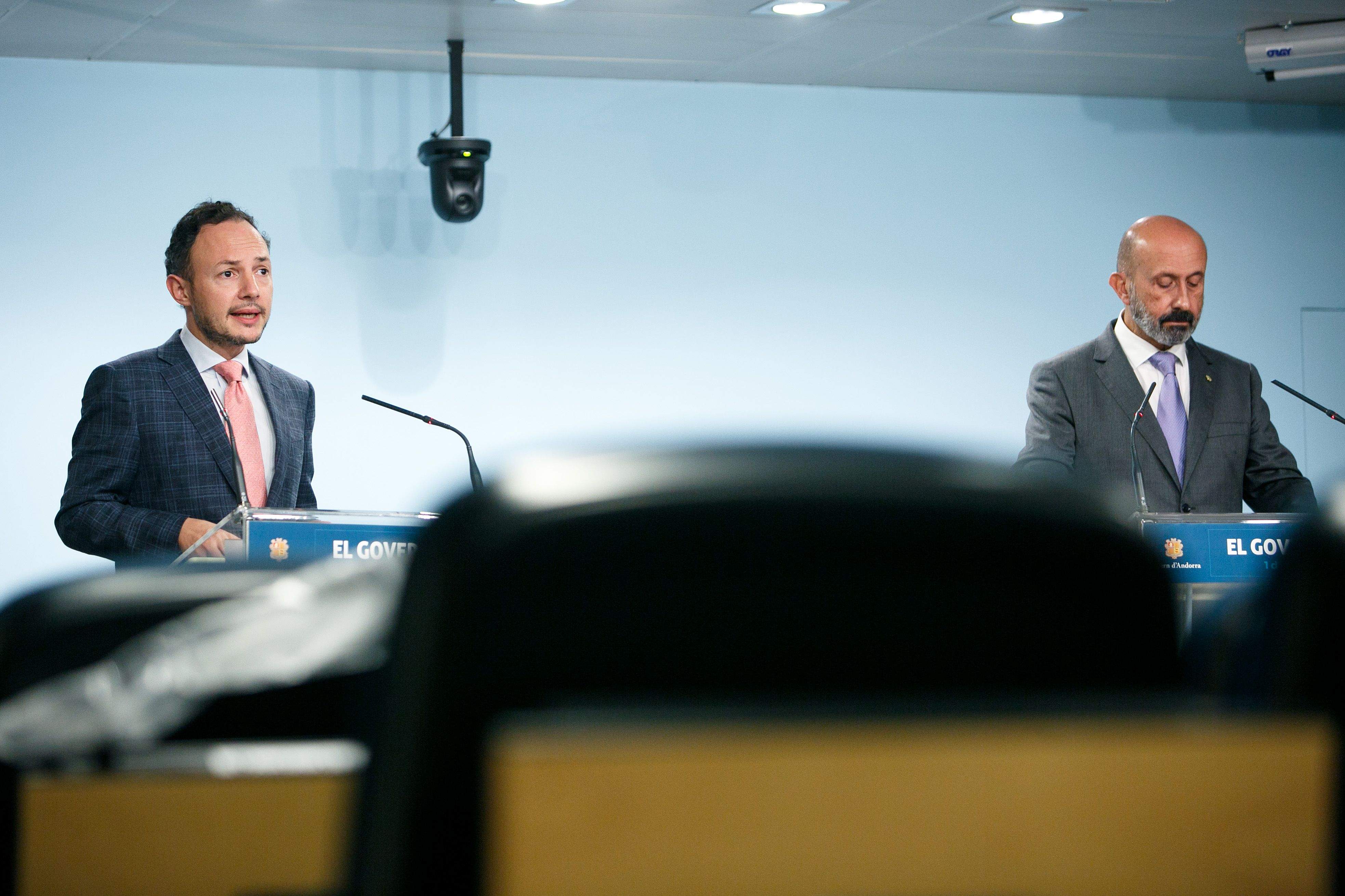 El cap de Govern, Xavier Espot, i el ministre de Salut, Joan Martínez Benazet, responent els ciutadans.