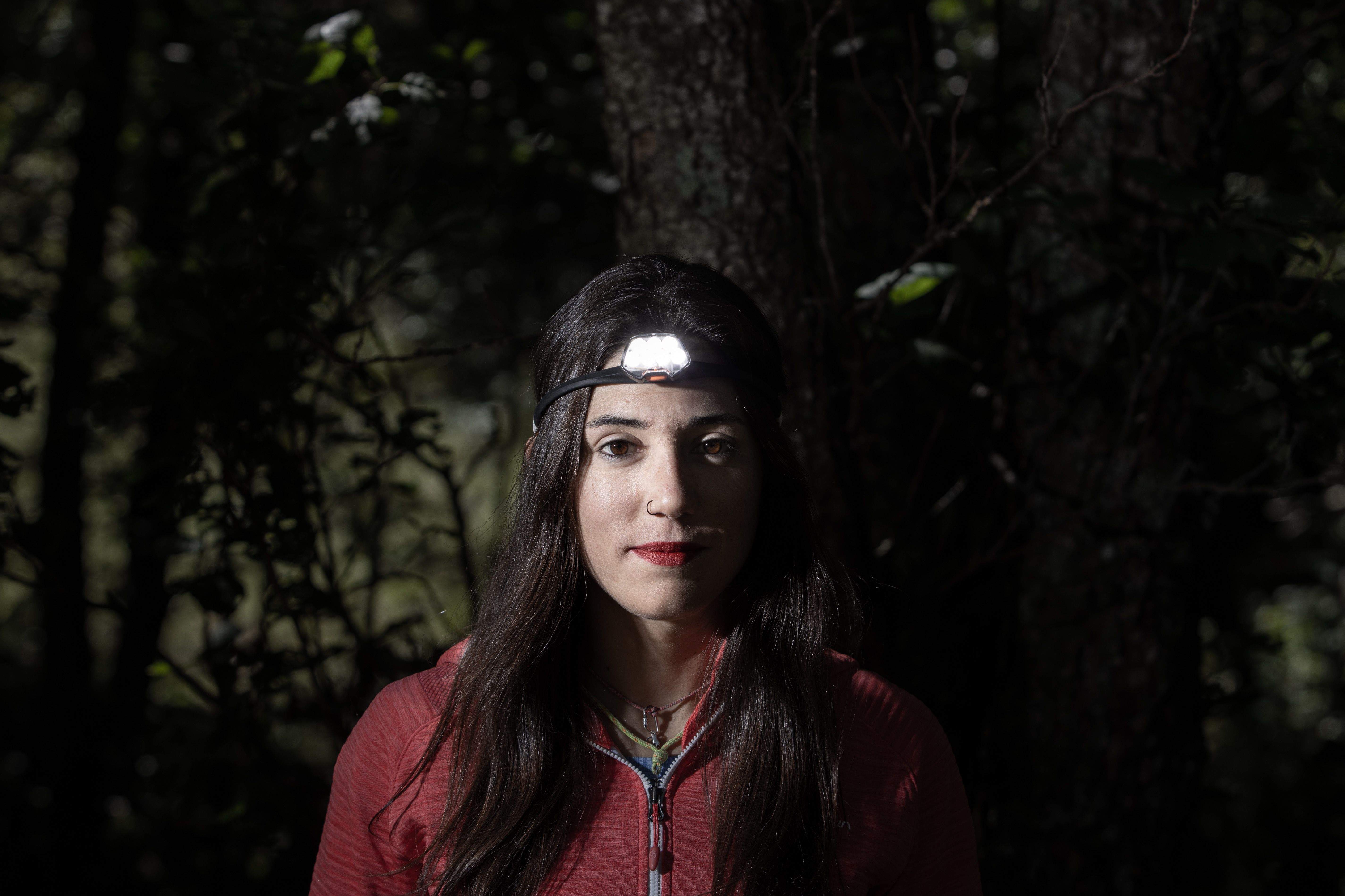 Stefi Troguet en una de les imatges per al projecte de Petzl i el frontal IKO.