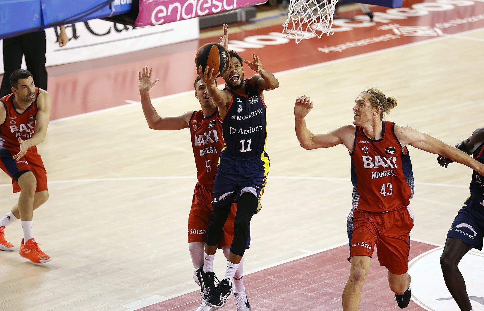 Clevin Hannah, el millor del MoraBanc, encara la cistella.