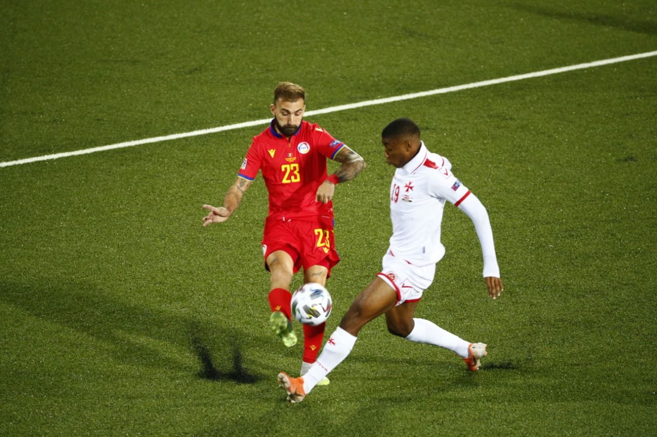 Jordi Rubio fa una passada malgrat l'oposició de Paul Mbong.