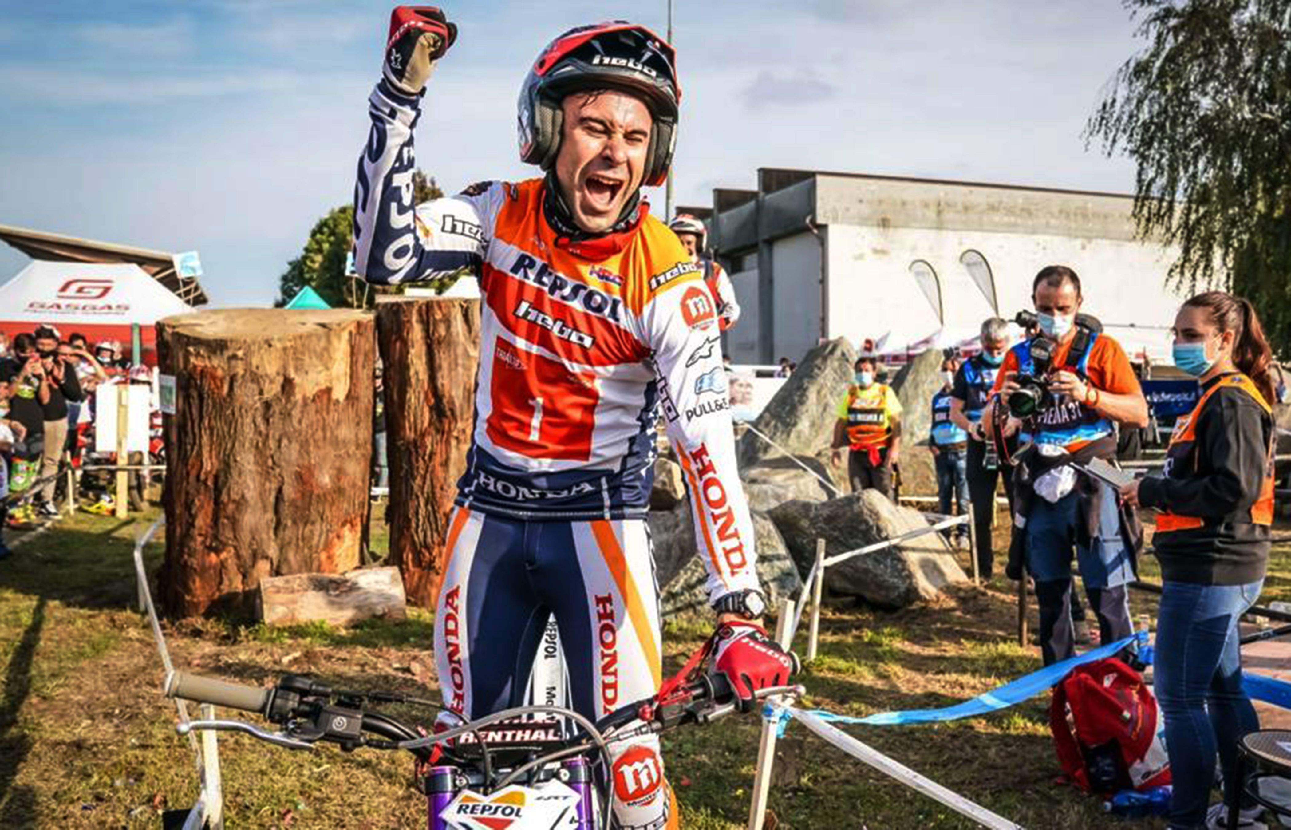 Toni Bou celebra el triomf a Itàlia i la consecució del campionat.