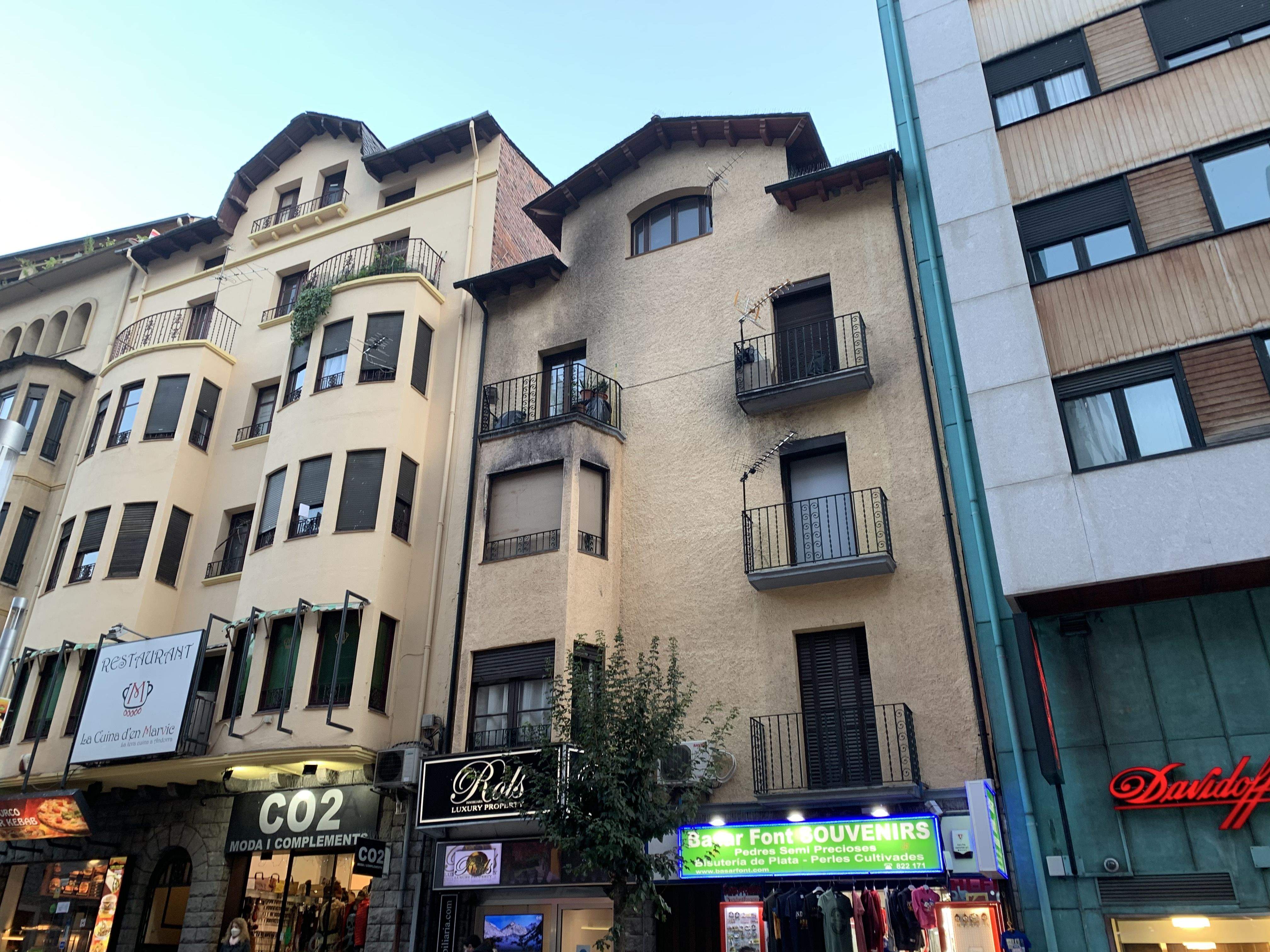 A la façana de l'edifici encara són visibles els efectes del fum.