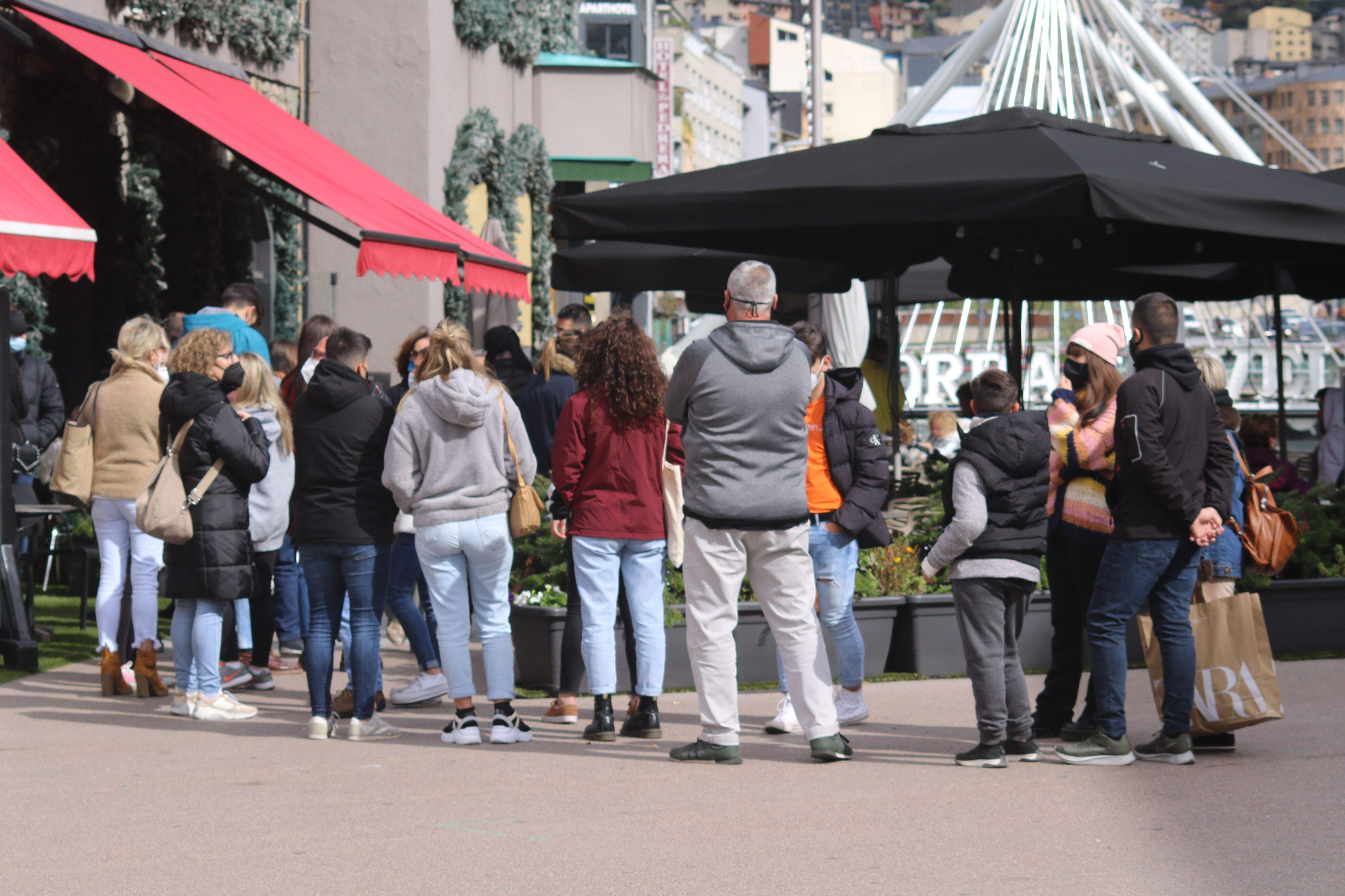 Visitants fent cua per dinar en un restaurant de la plaça de la Rotonda.