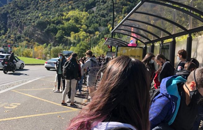 Alumnes amuntegats a la parada de bus de la Margineda.