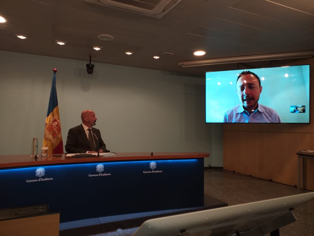 Benazet escolta la intervenció de Xavier Espot en la roda de premsa.