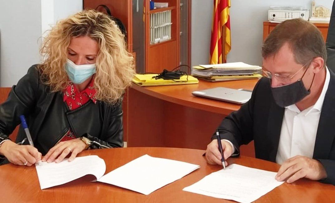 L'alcaldessa d’Agramunt, Sílvia Fernàndez, i el cònsol de Sant Julià, Josep Majoral durant la firma del conveni.