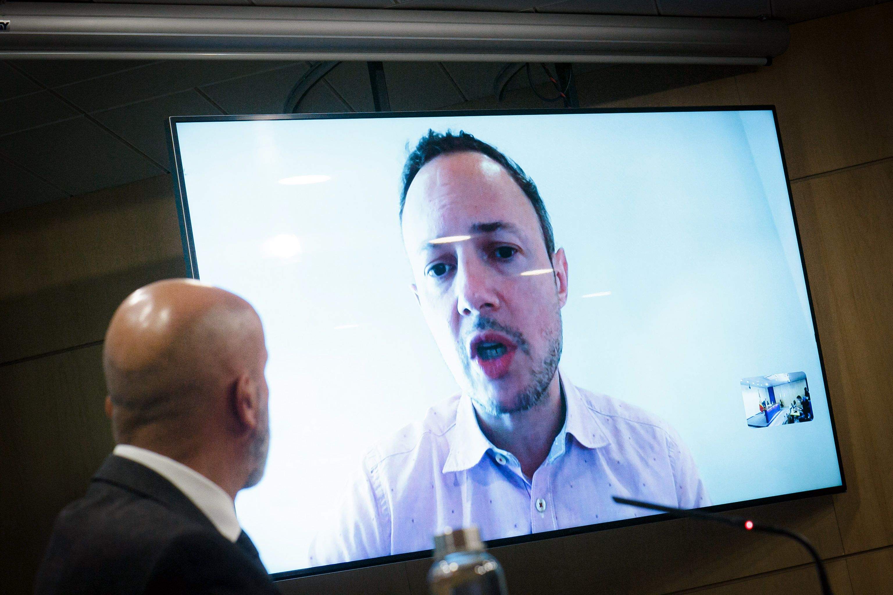 Xavier Espot en la compareixença telemàtica que ha fet des de casa seva, on està confinat.