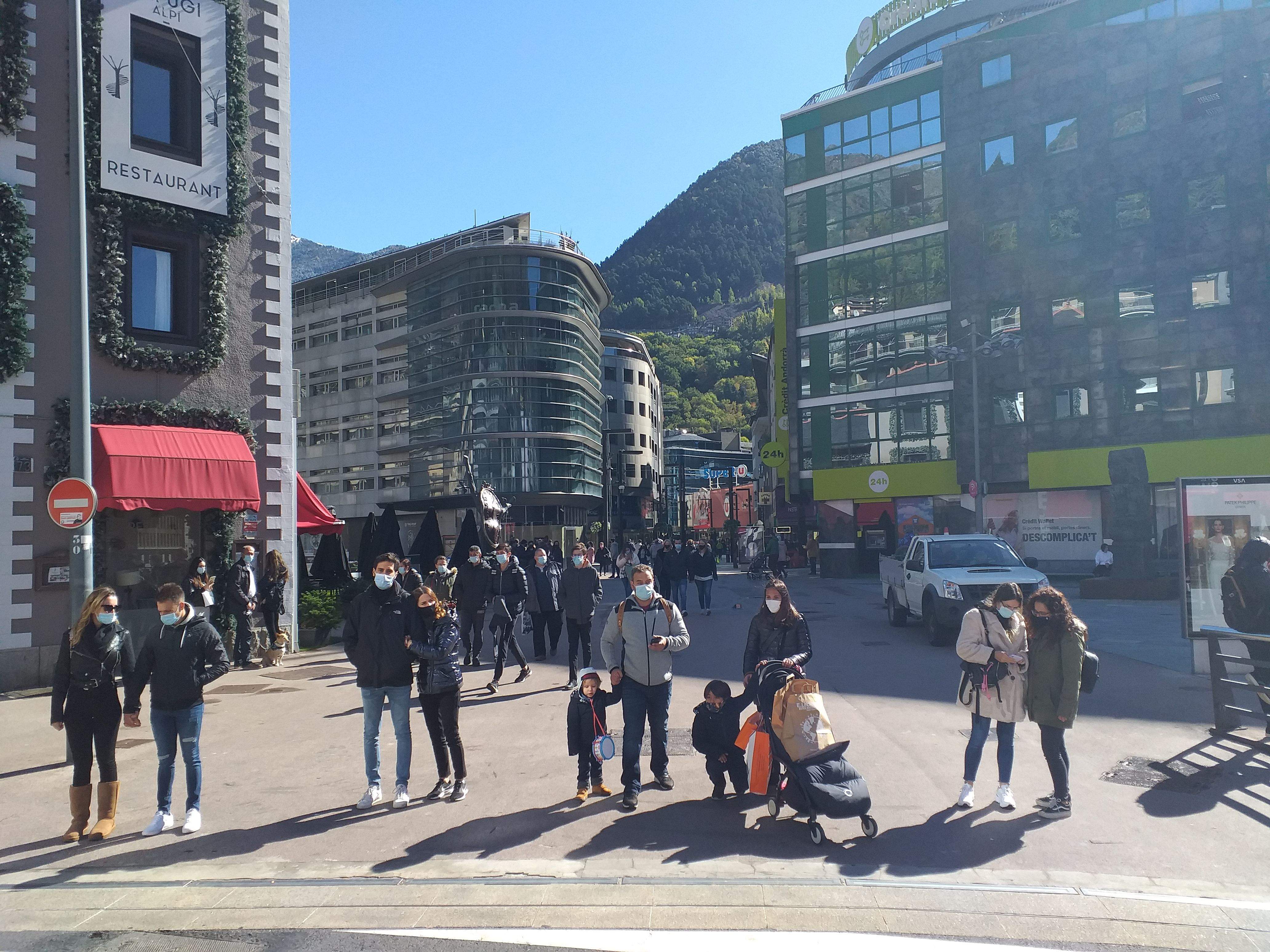 Turistes esperant a creuar el pas de vianants de la zona de la Rotonda.
