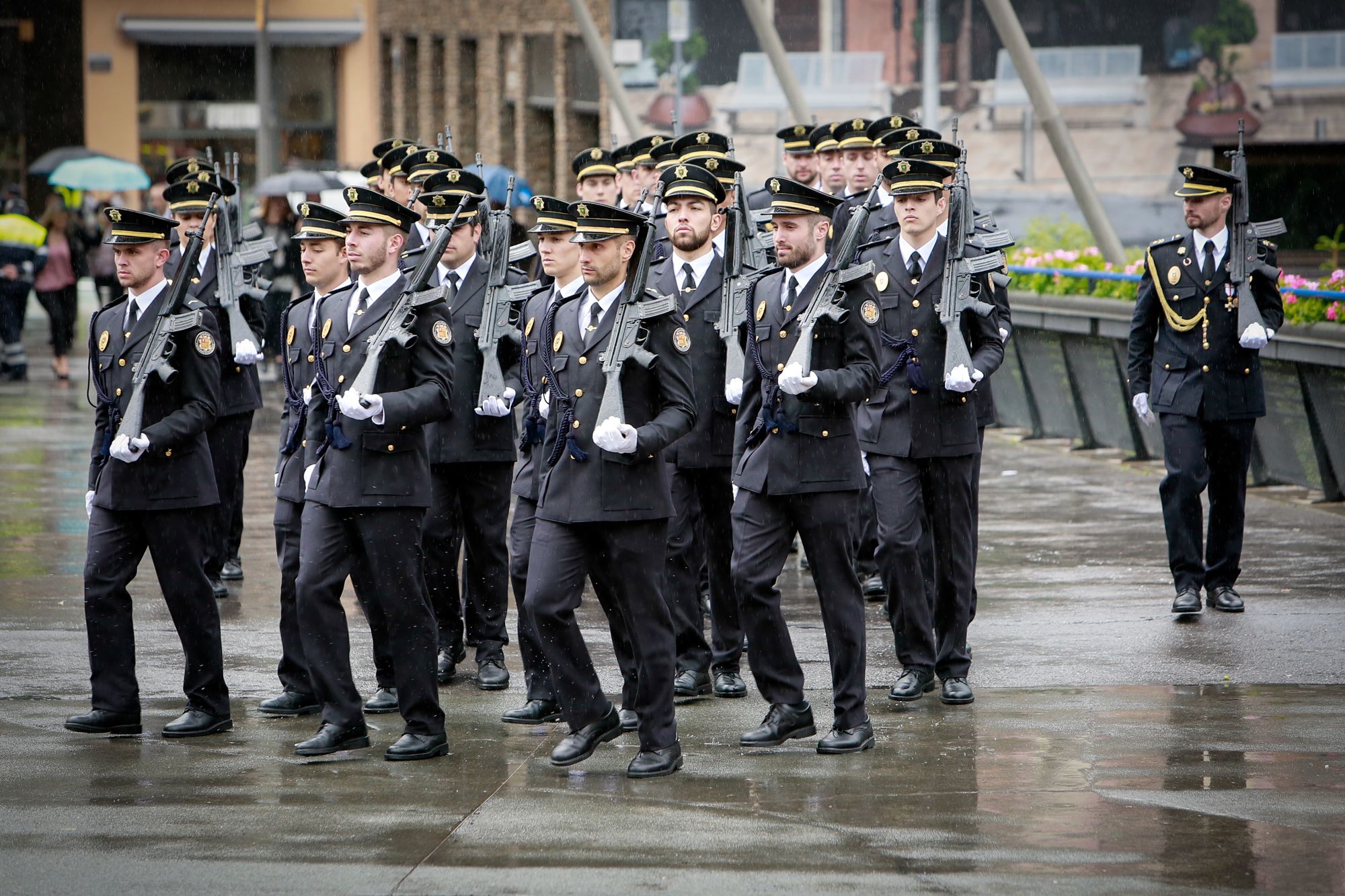 Agents de policia de gala durant una festa patronímica; un dels reglaments regula tota la qüestió d'uniformes i divises.