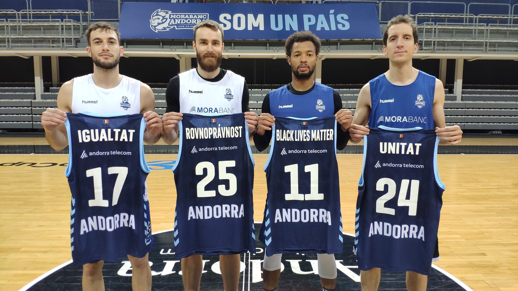 Jugadors del MoraBanc amb les samarretes que lluiran al vespre.