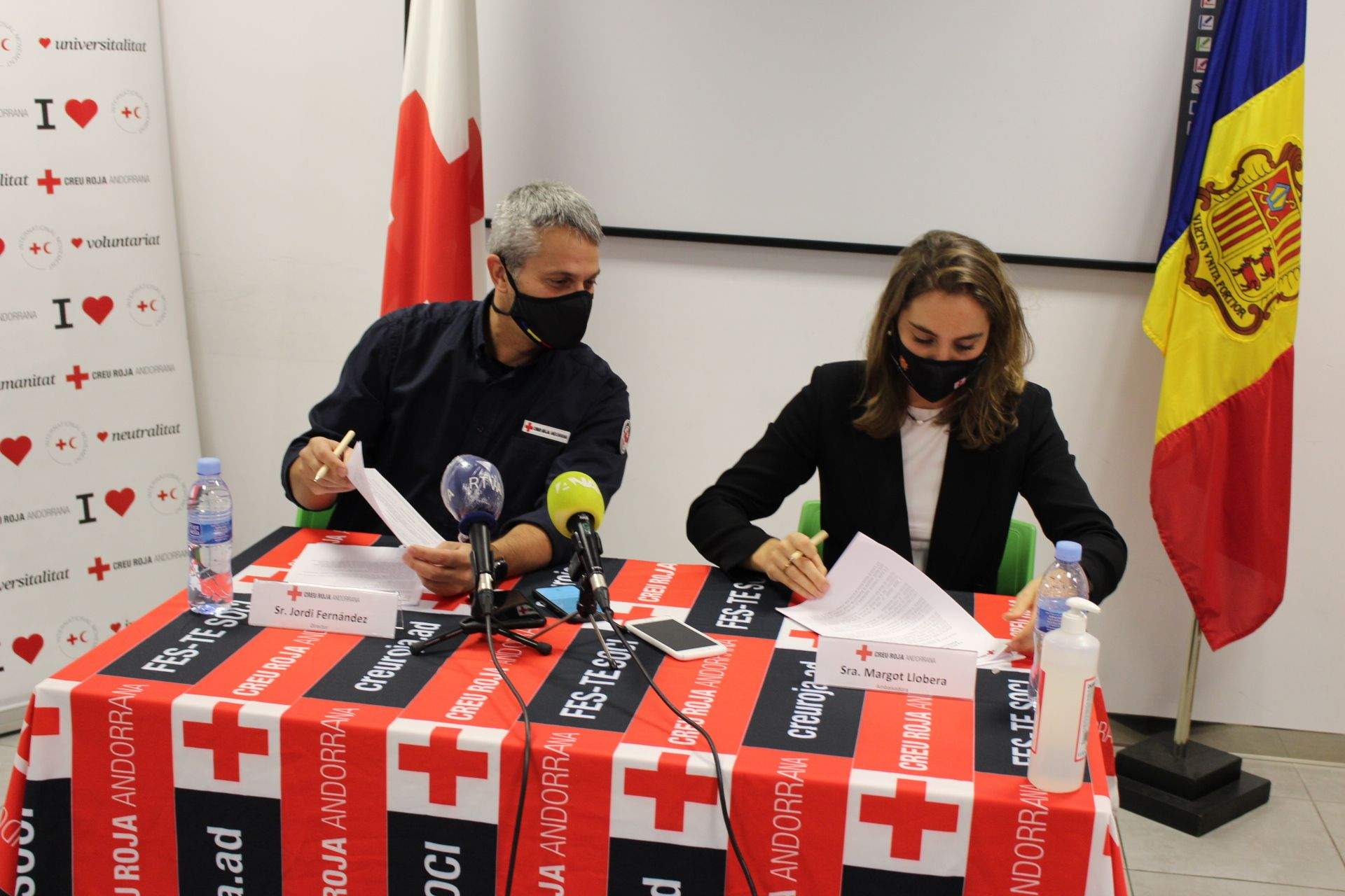 El director de la Creu Roja Andorrana, Jordi Fernández i la pilot Margot Llobera durant la signatura.