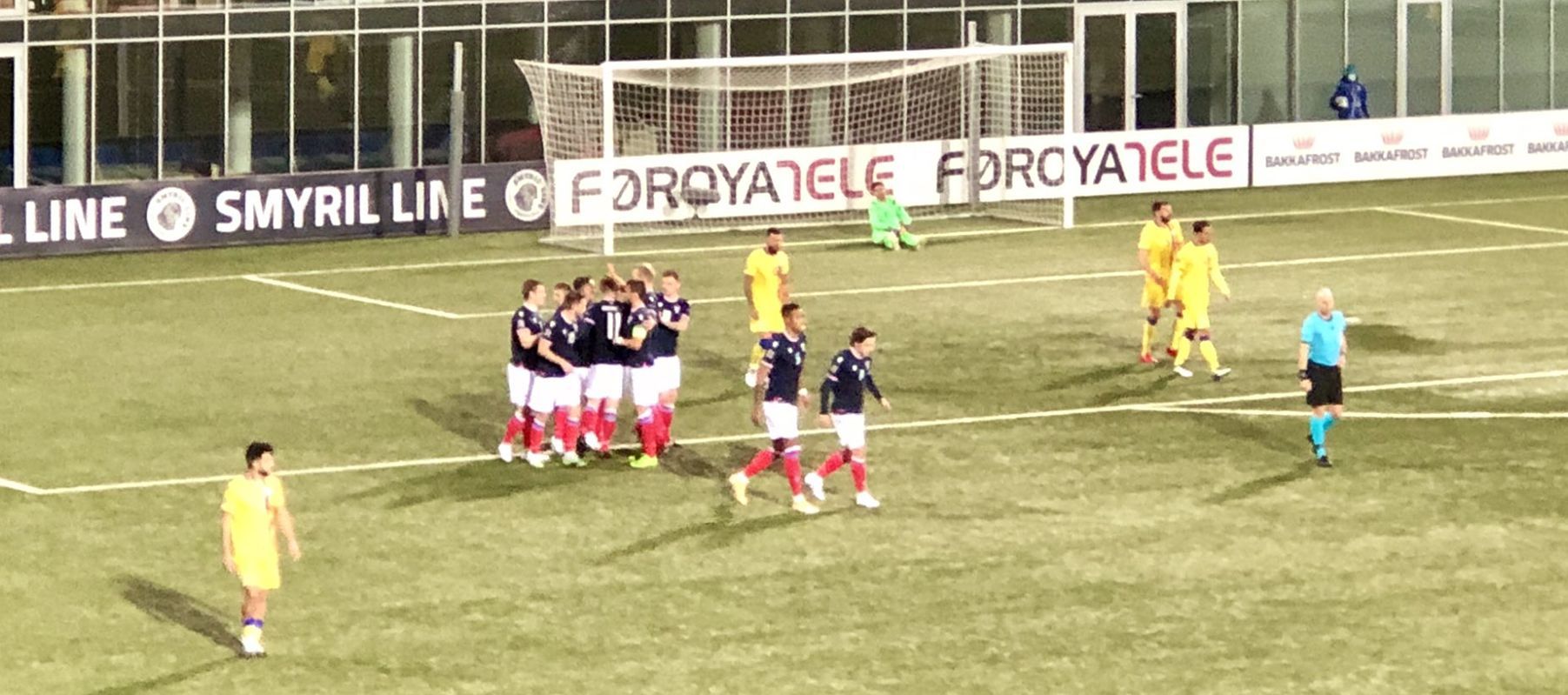 Els jugadors de les Illes Fèroe celebren un dels dos gols marcats.