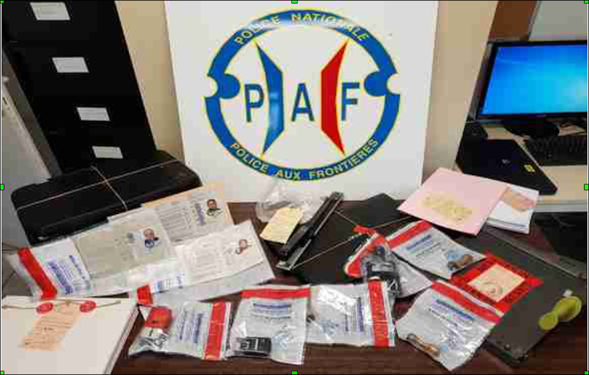 Material decomissat per la policia de fronteres en l'operació.