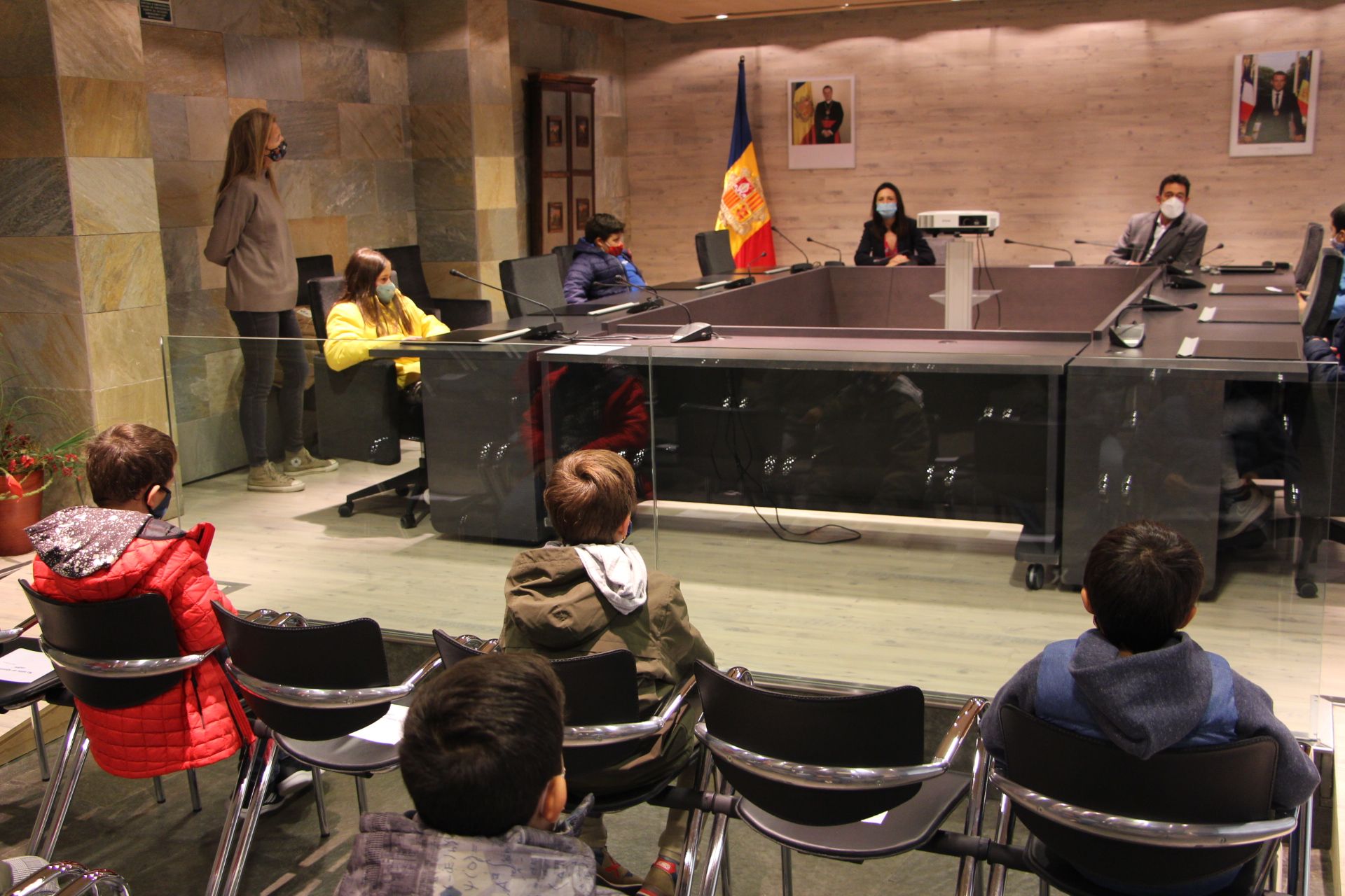 Els alumnes i els cònsols a la sala del Consell.