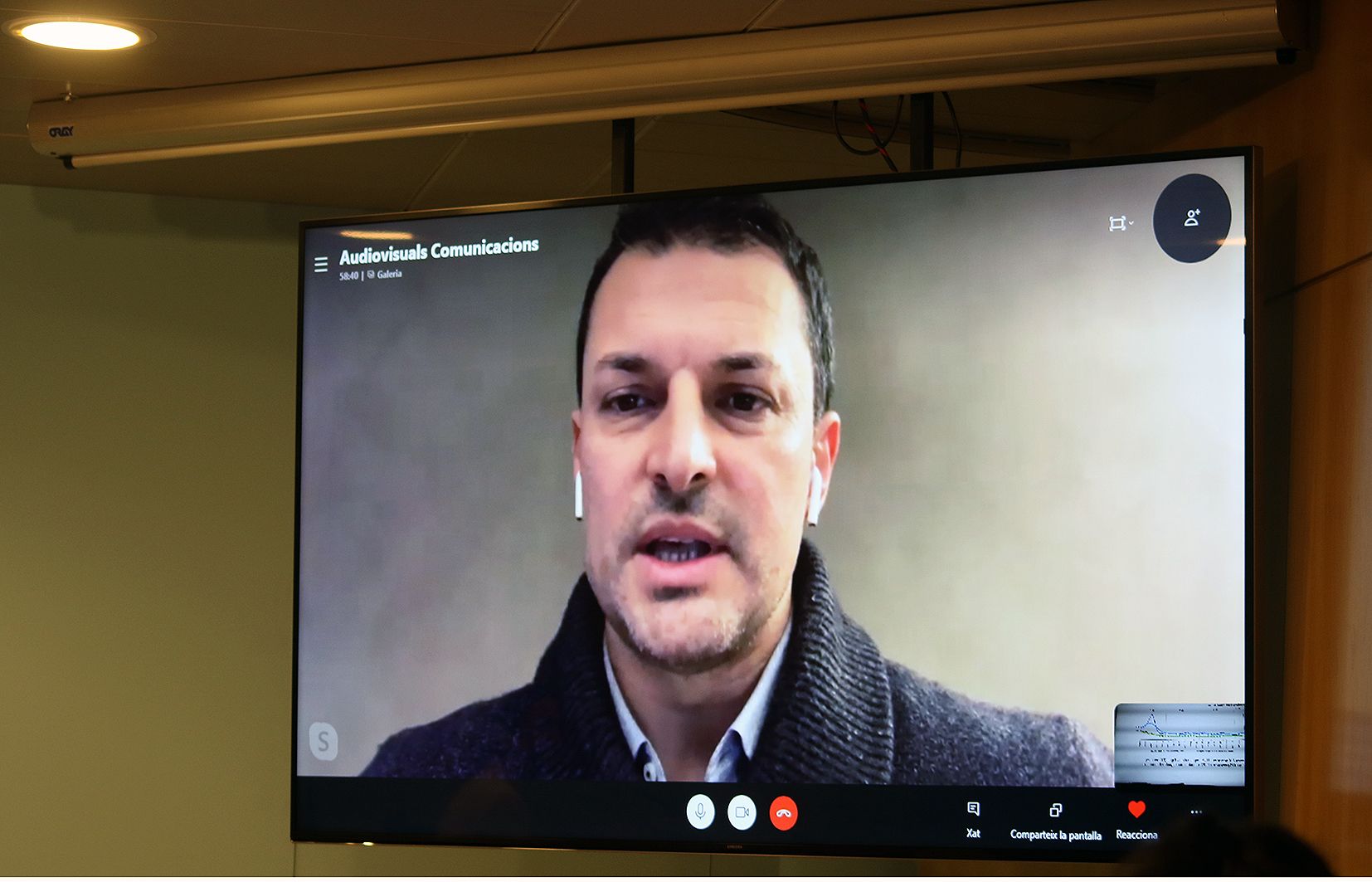 El ministre de Presidència i Economia, Jordi Gallardo, compareixent des de casa seva, confinat.