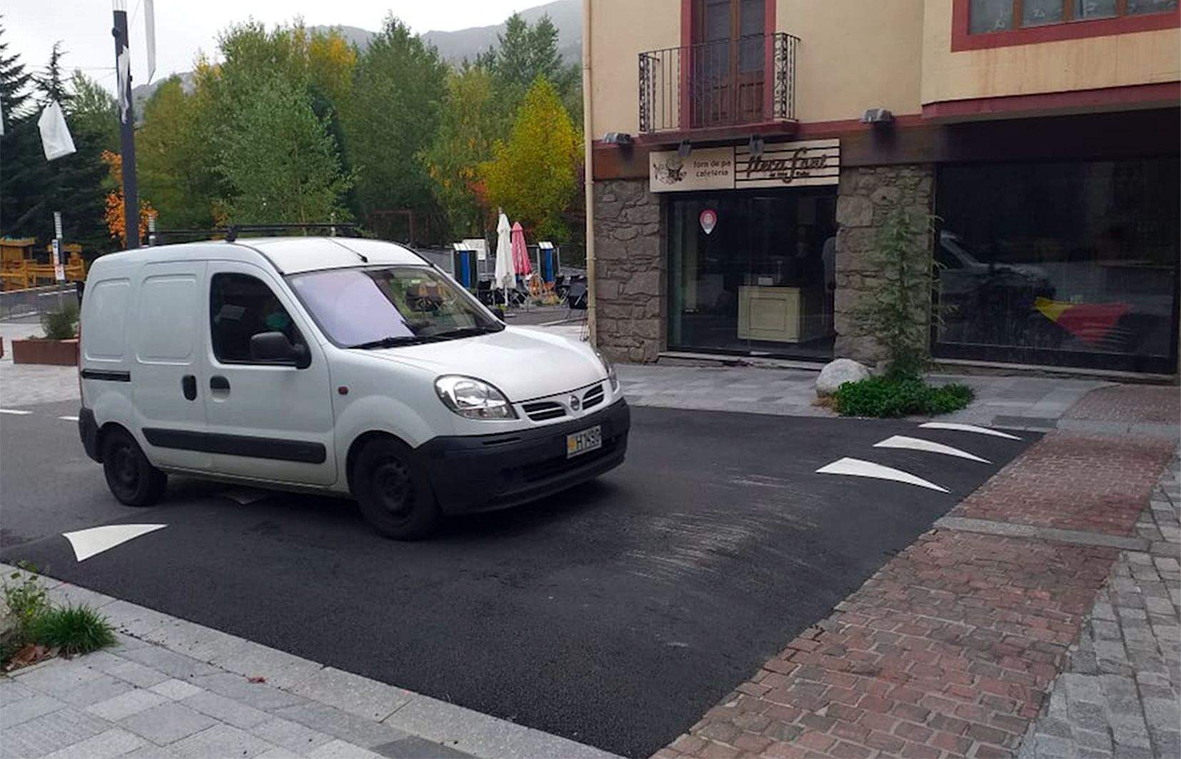 Un vehicle 'enfilant-se' en un dels reductors de velocitat.