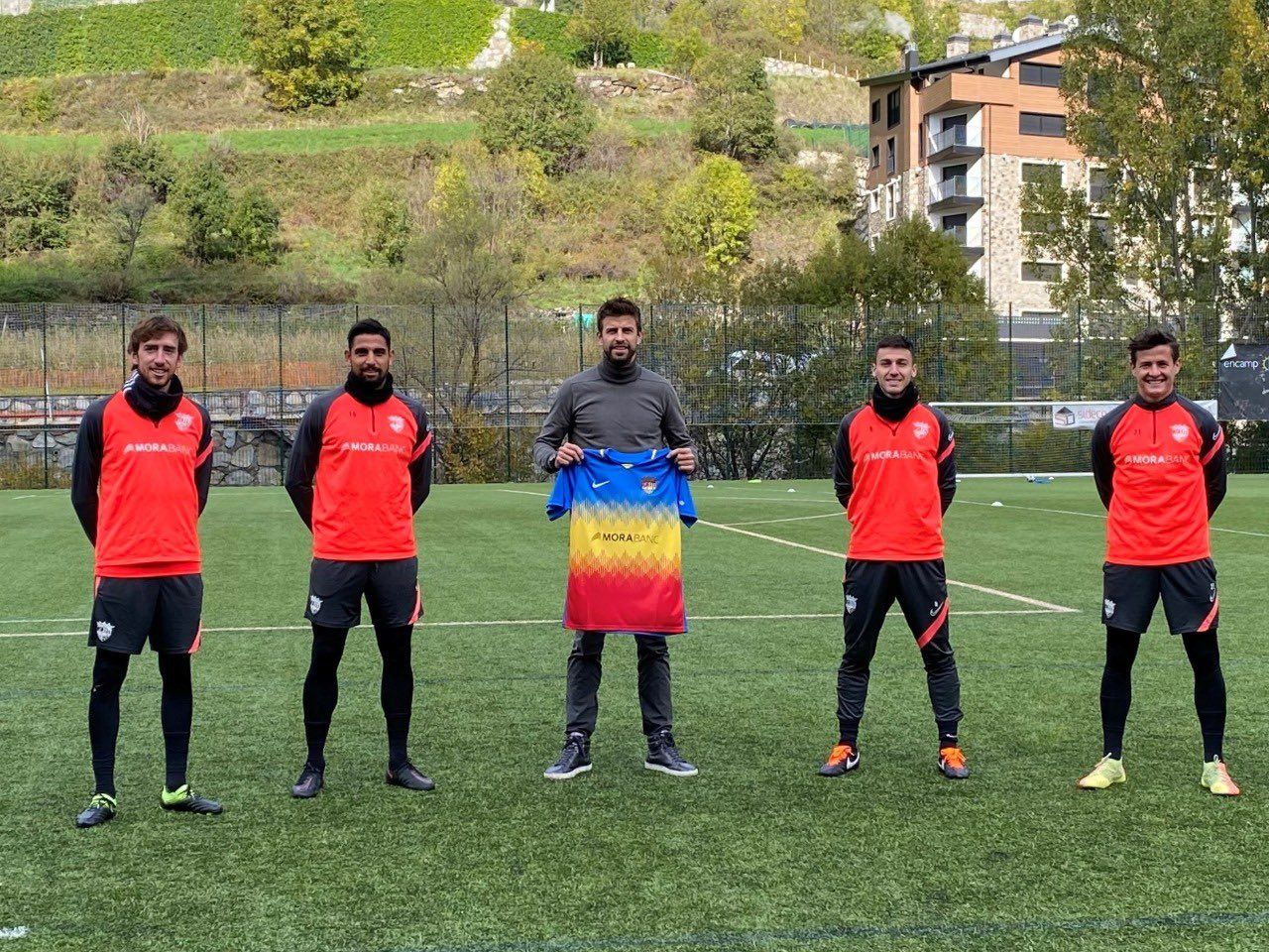 Piqué, amb la nova samarreta tricolor, i diversos jugadors del primer equip.