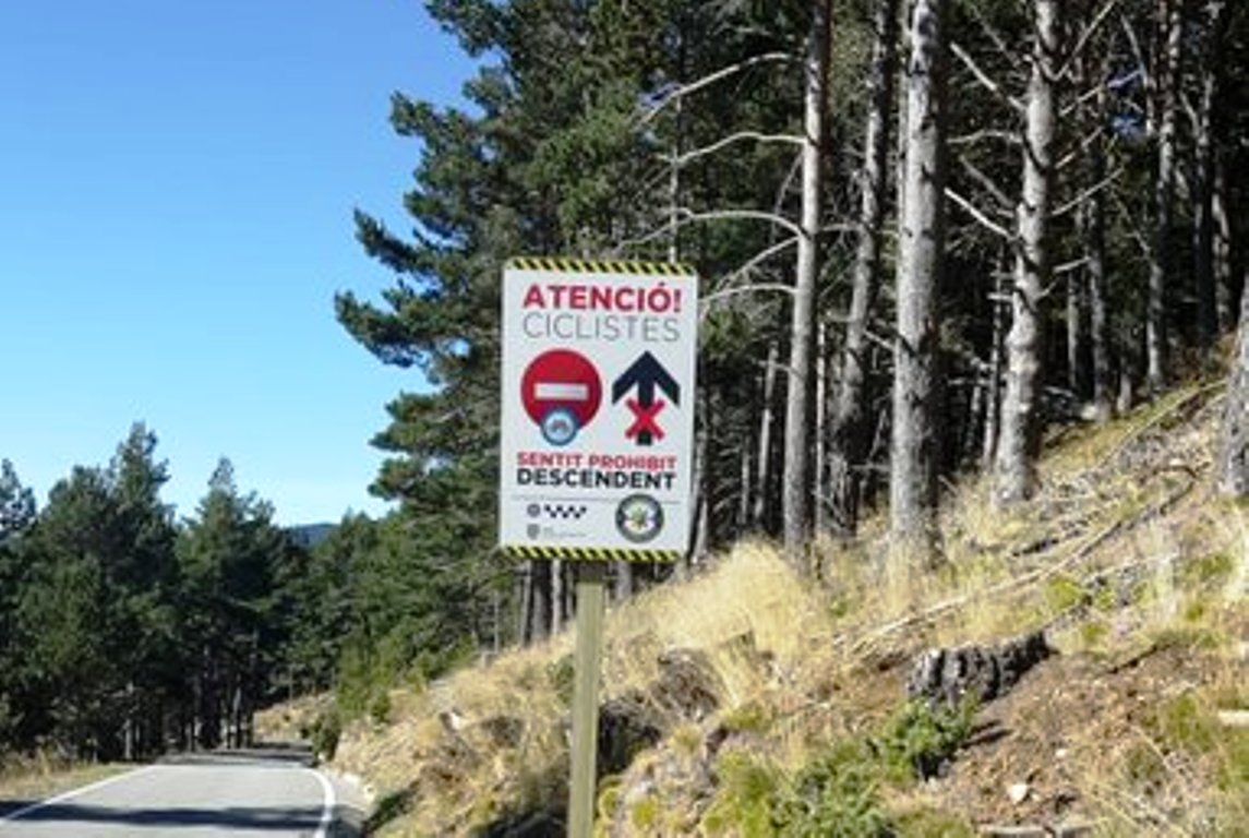 Senyal que adverteix de la prohibició de sentit descendent pels ciclistes.