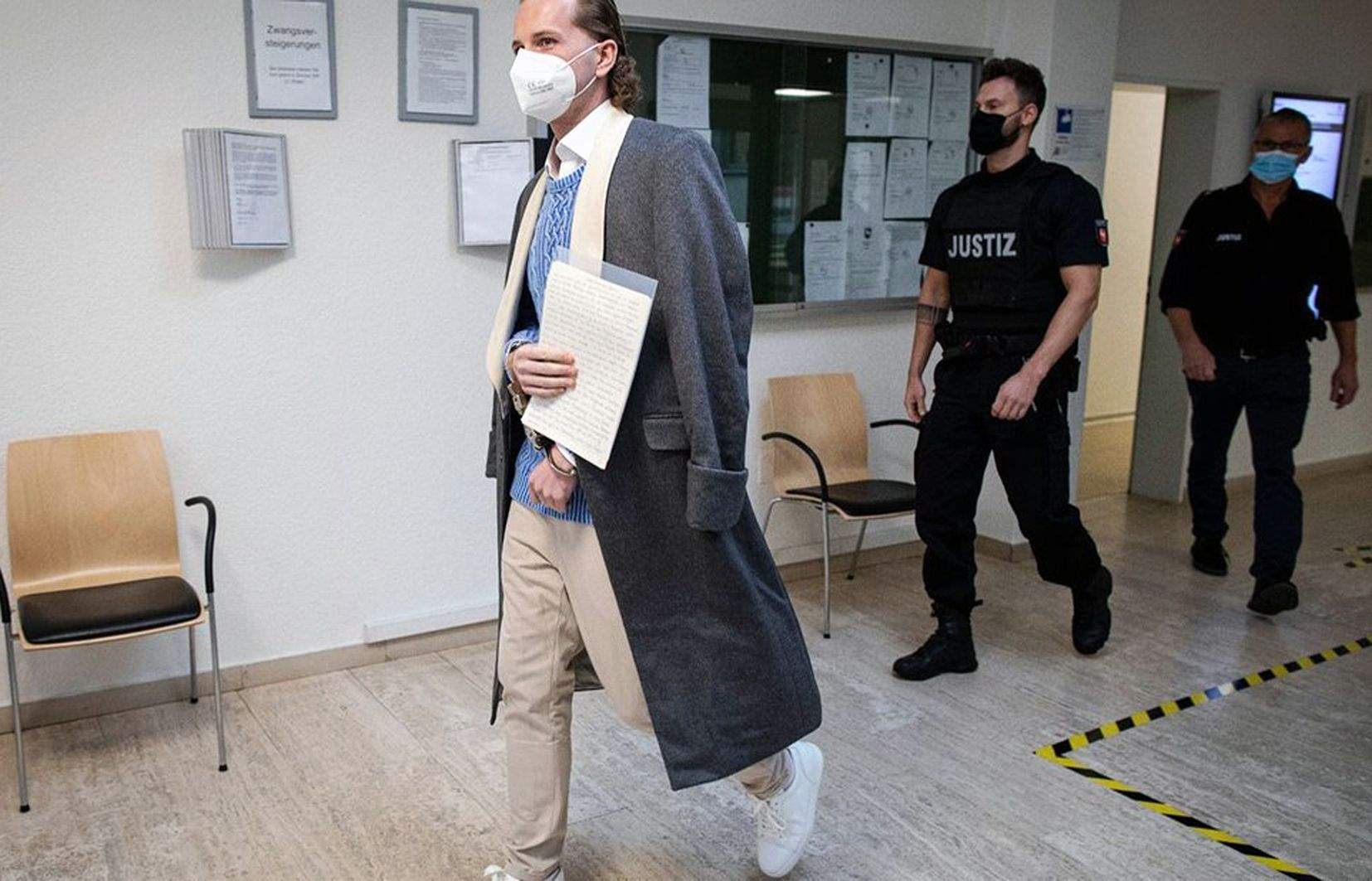 Hendrik Holt acudint al tribunal de Mappen que l'acabaria condemnant.