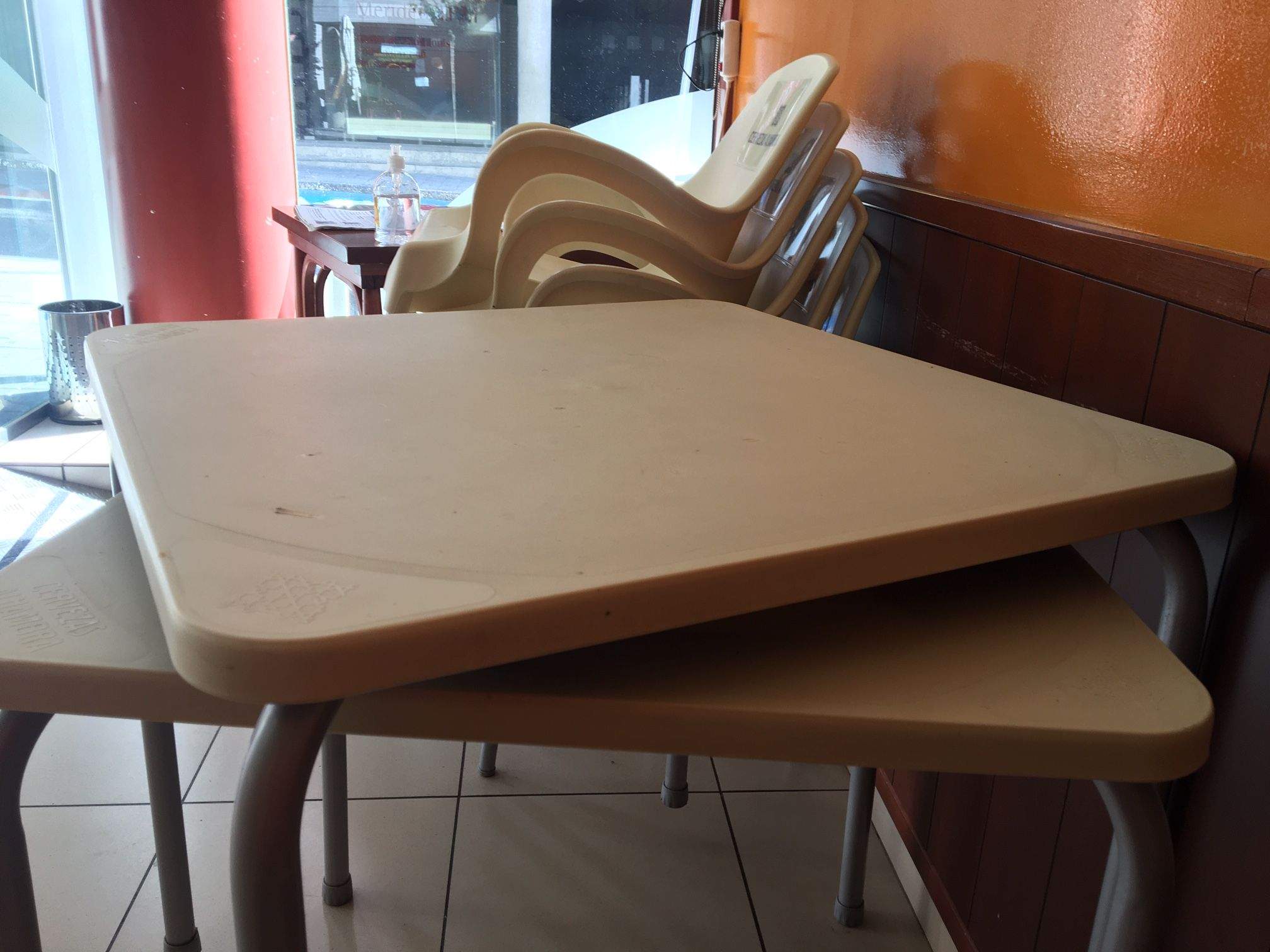 Cadires i taules apilades en una granja de Sant Julià aquest dissabte.