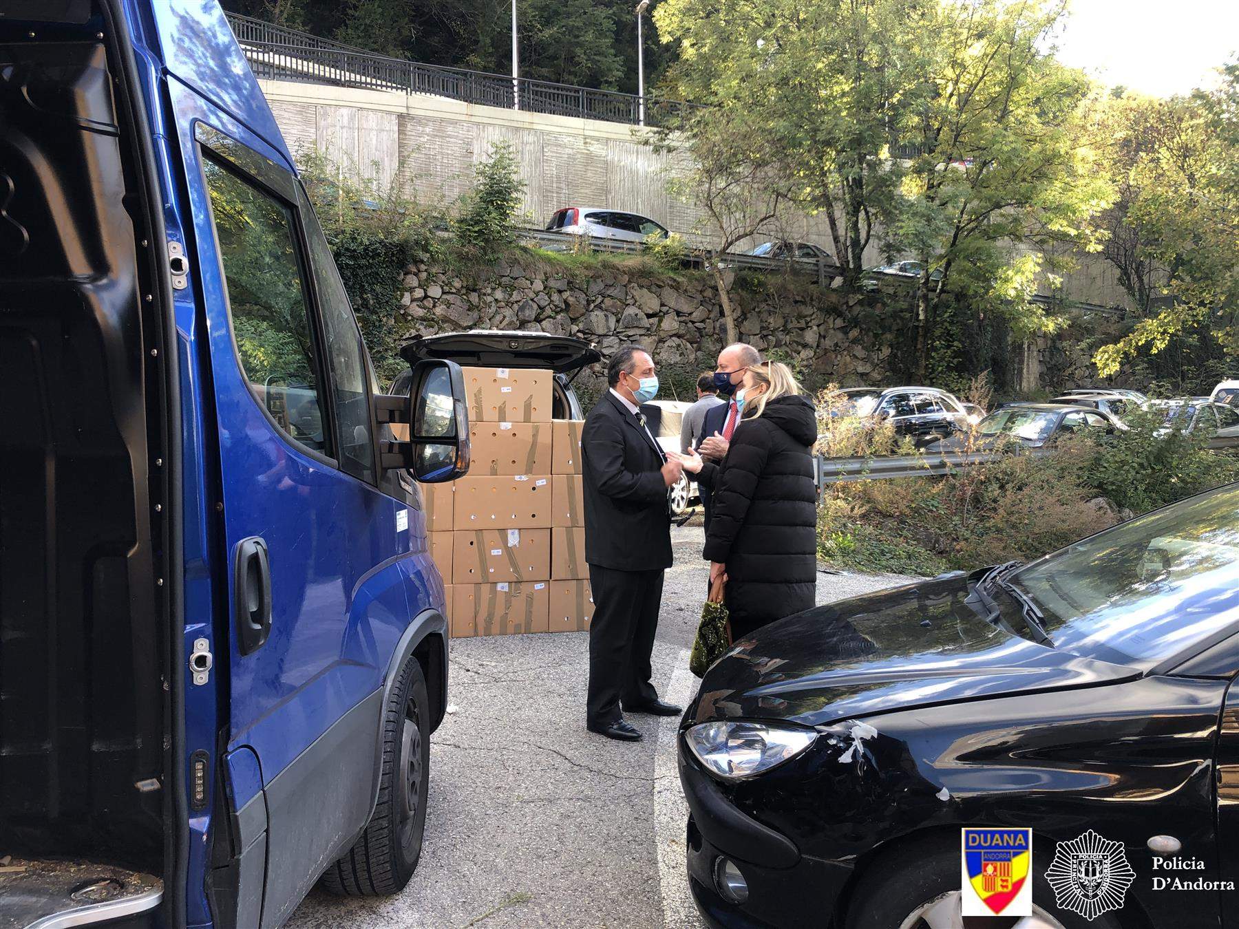 La furgoneta comissada en una operació seguida per la direcció de la policia i el ministre d'Interior (parcialment a l'esquerra) i el tabac intervingut, al fons.