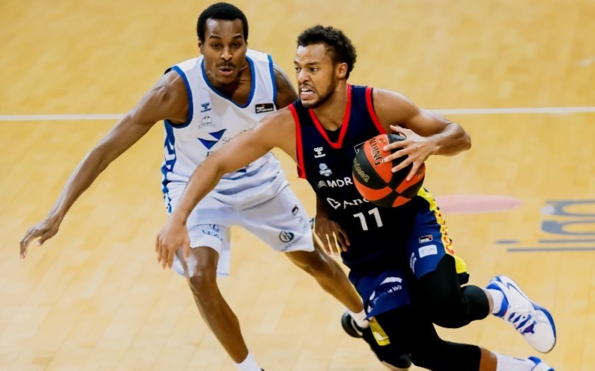 Hannah, la figura del partit, supera el marcatge de Renfroe.