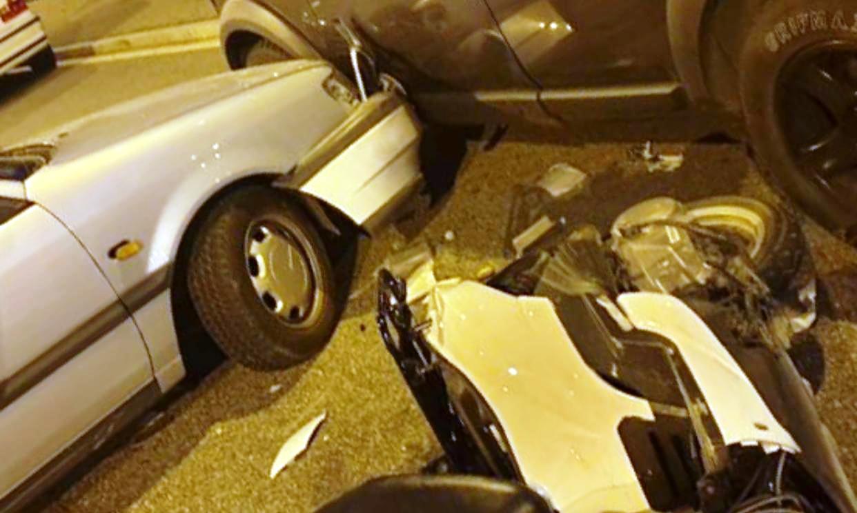 La moto i dos vehicles implicats en l'accident.