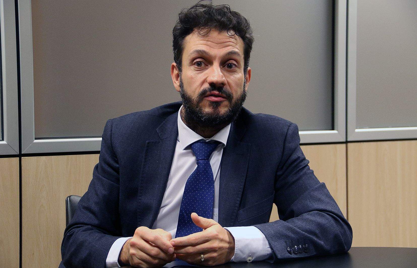 El dirigent socialdemòcrata durant l'entrevista. La portaveu del Sindicat, Rebeca Bonache.