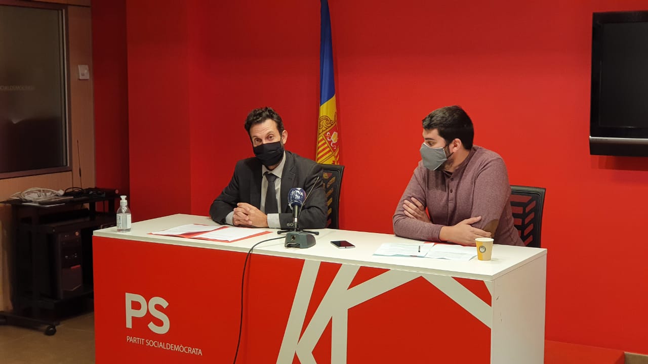 El primer secretari del Partit Socialdemòcrata, Gerard Alís i el secretari d’organització, Pere Baró, a la seu del partit
