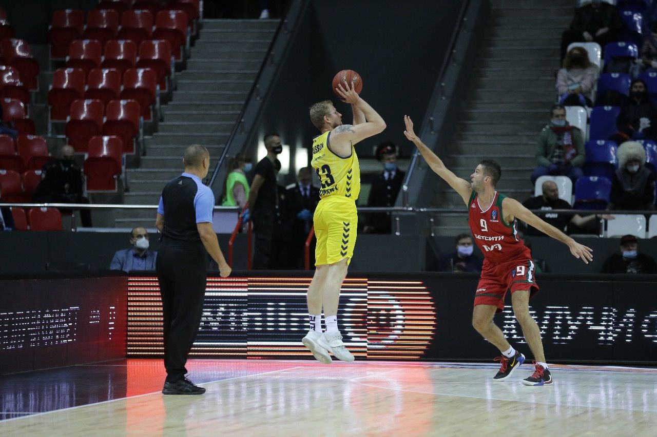 Palsson llença un triple marcat per Kalinetis durant el partit d'aquest dimecres.