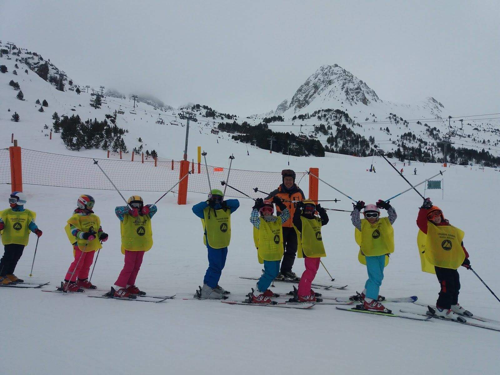 Nens practicant esquí a pistes.