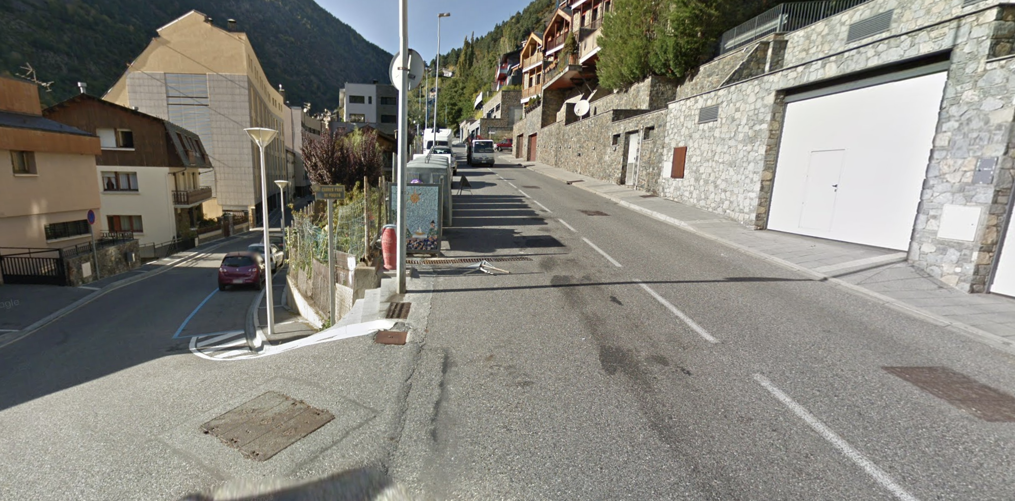 El carrer Prat de Rogetó està ubicat a la carretera dels Vilars