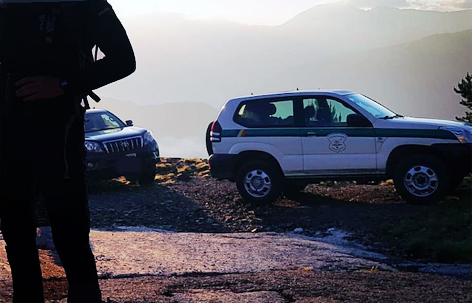 Un agent de banders al costat del cotxe.