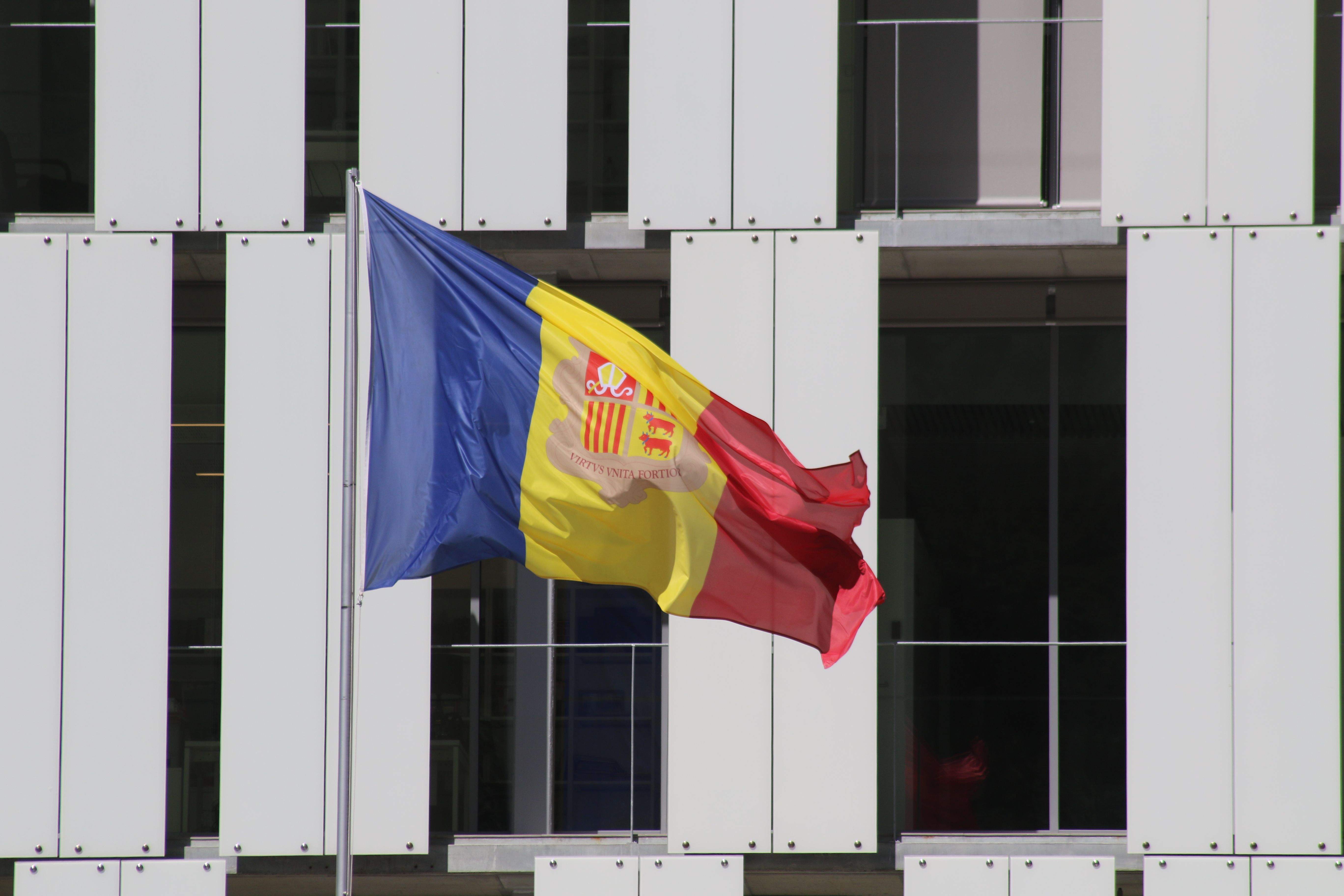 La bandera que oneja a la nova Seu de la Justícia.