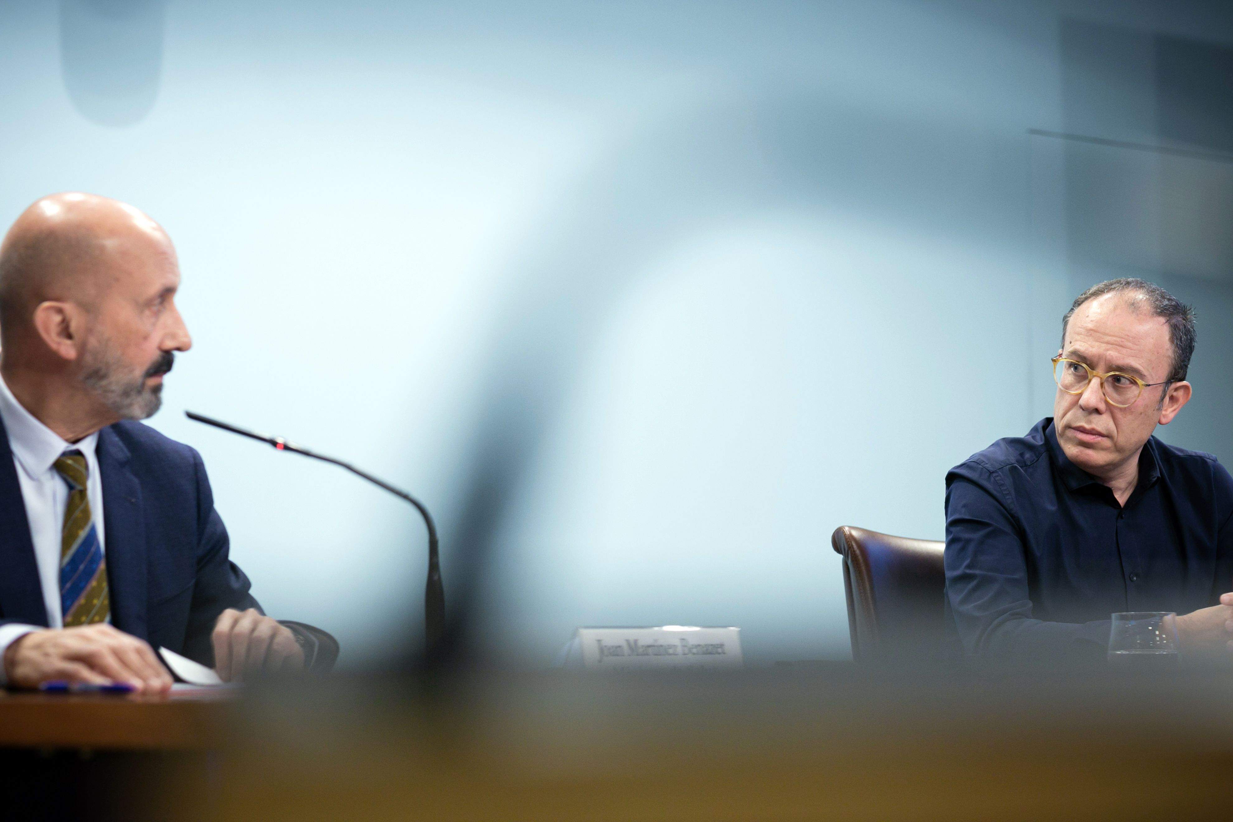 L'actual president del Col·legi de Metges, Josep Antoni Touceda, observa el ministre Joan Martínez Benazet durant una compareixença. L'actual president del Col·legi de Metges, Josep Antoni Touceda, observa el ministre Joan Martínez Benazet durant una compareixença.