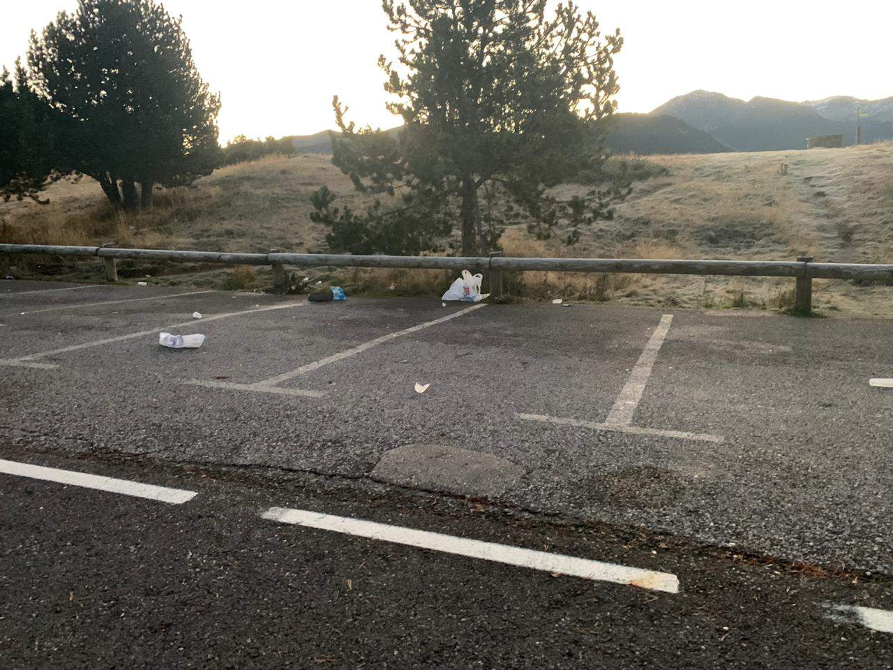 Les restes del 'botellón' eren visibles aquest matí a l'aparcament del Bony de les Neres. Les restes del 'botellón' eren visibles aquest matí a l'aparcament del Bony de les Neres.