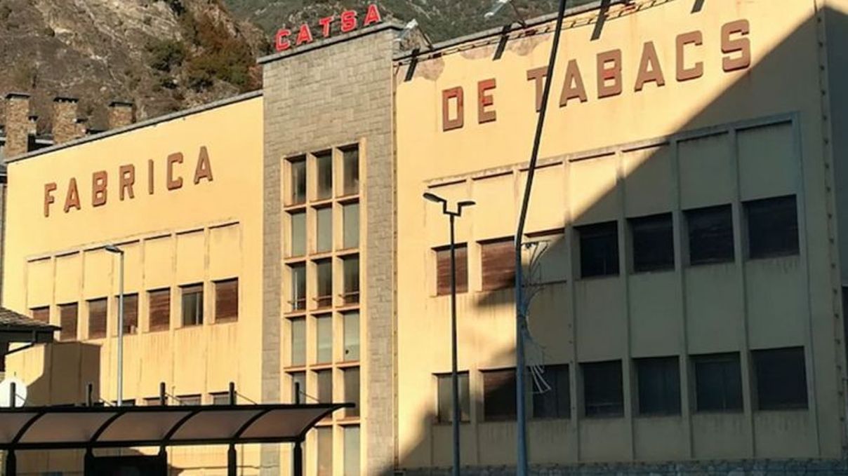L'antiga fàbrica de tabacs. L'antiga fàbrica de tabacs.