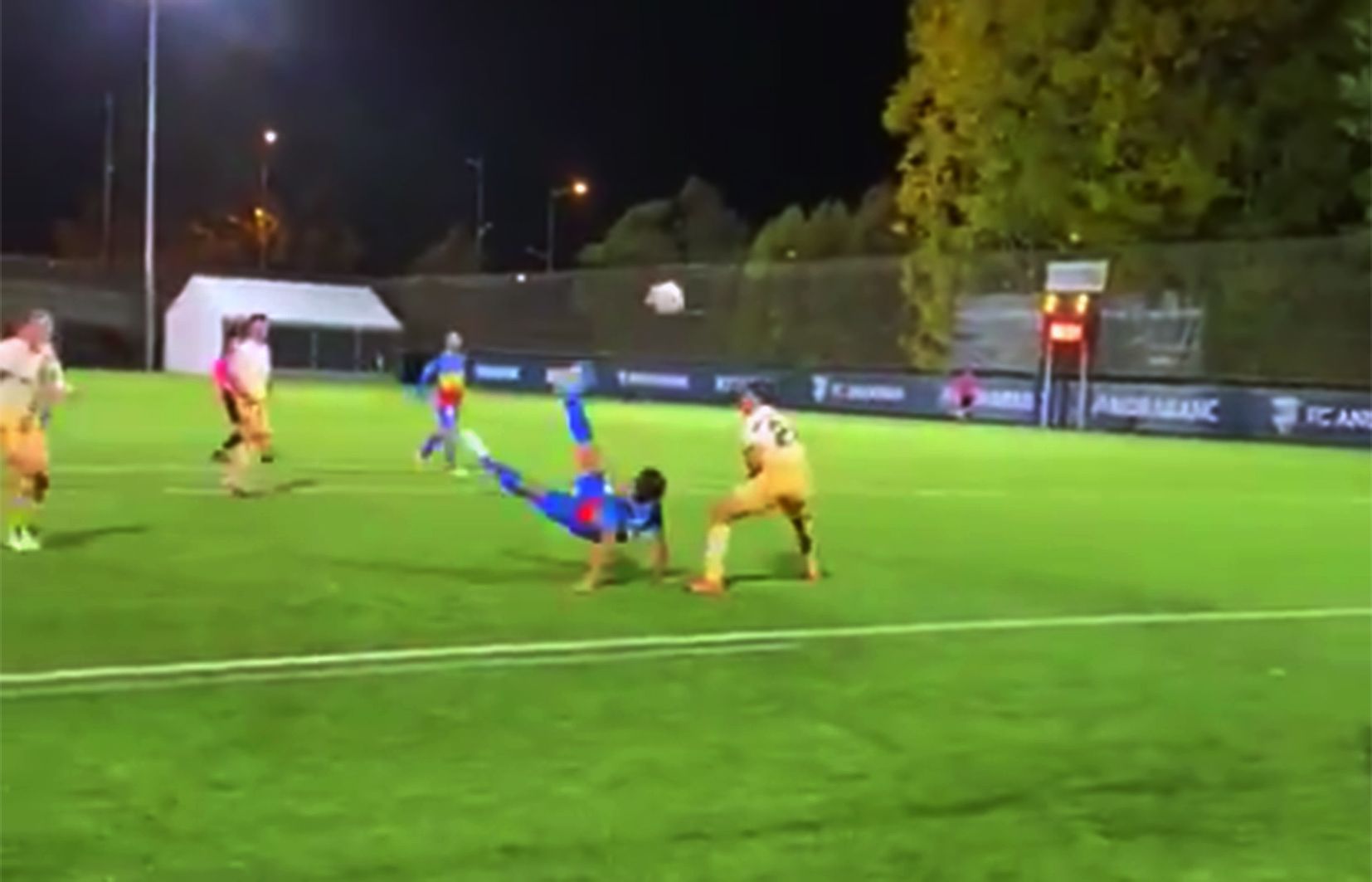 Rematada de xilena que a punt ha estat de fer pujar el tercer gol per a l'Andorra. La portaveu del Sindicat, Rebeca Bonache.