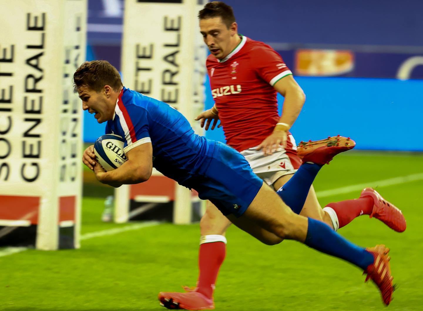 Antoine Dupont marca un assaig durant el partit contra Pais de Gal·les.