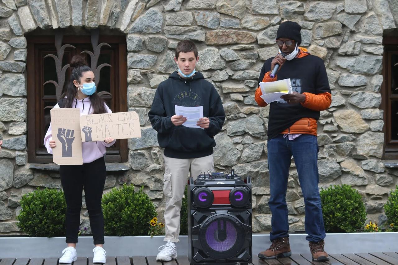 Pol i altres membres de la protesta en una concentració contra el racisme. La portaveu del Sindicat, Rebeca Bonache.