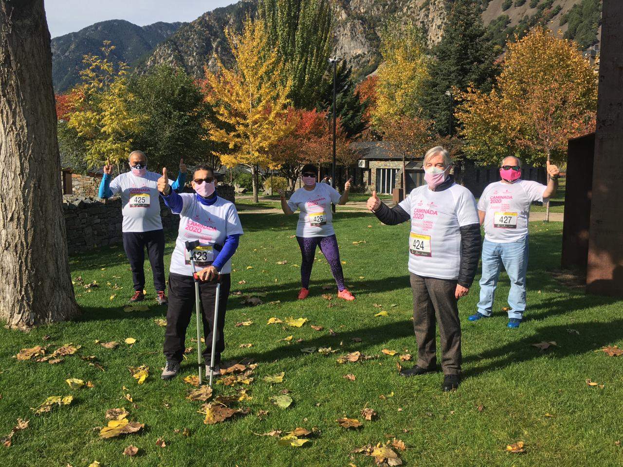 Un grup dels participants en la caminada, en aquest cas al Parc Central.