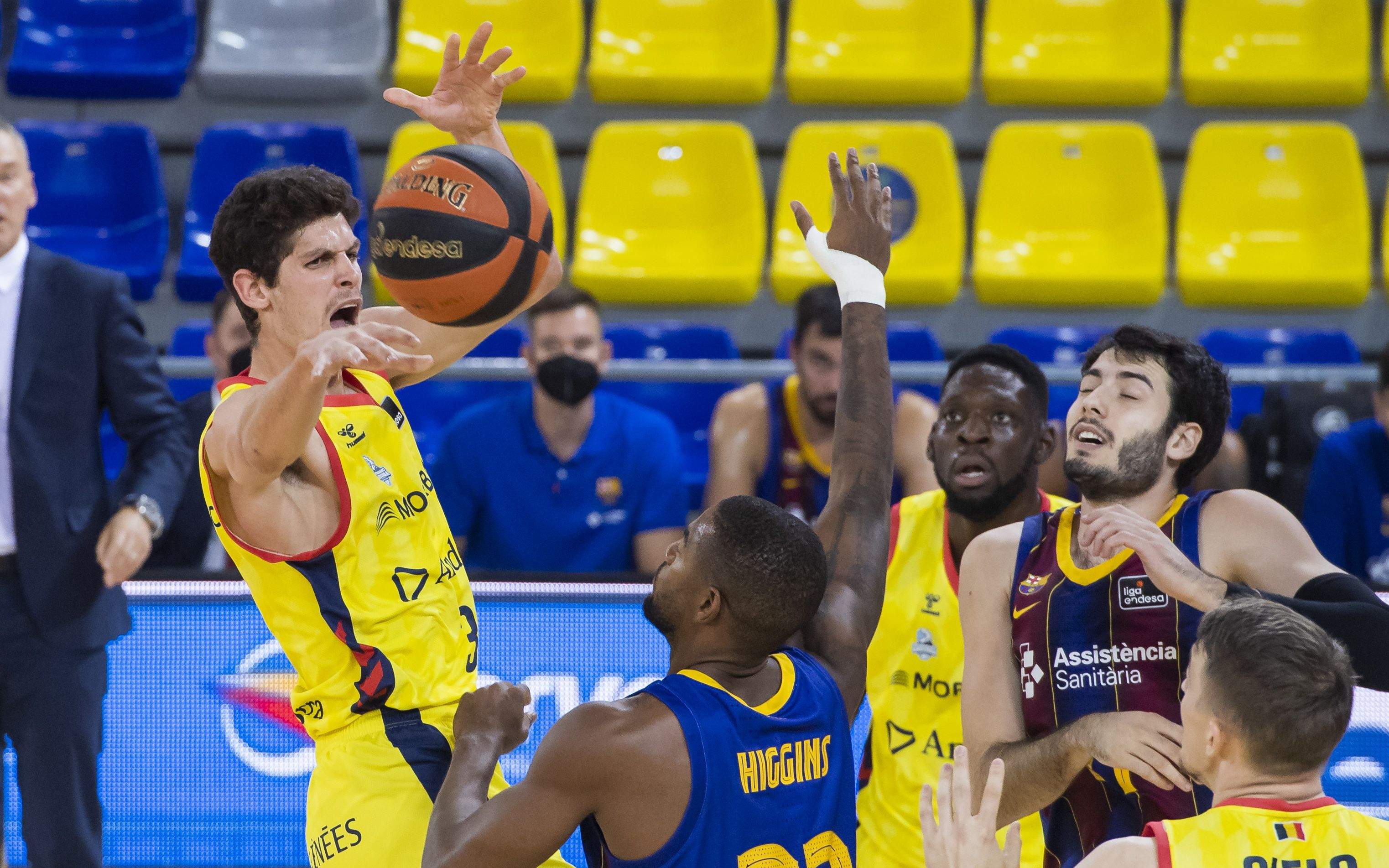 Oriol Paulí fa una passada davant de Higgins.