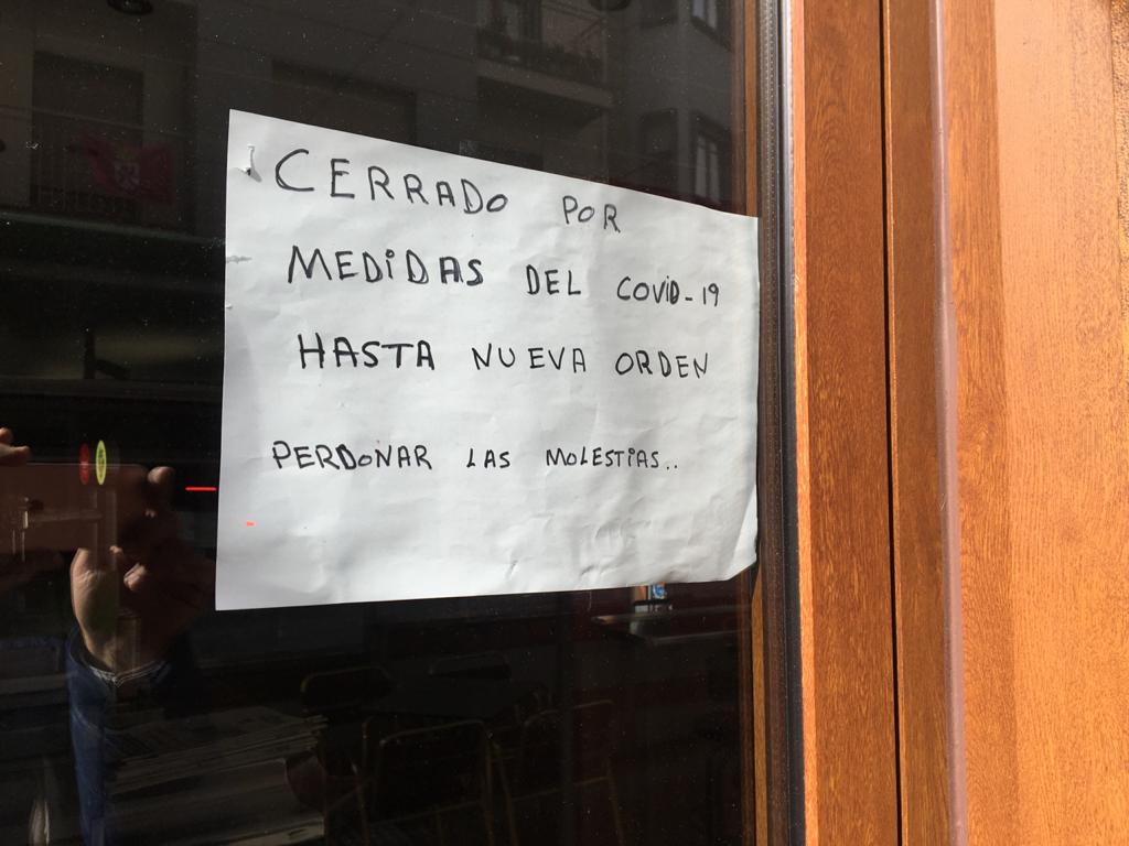 Cartell a la façana d'un local tancat