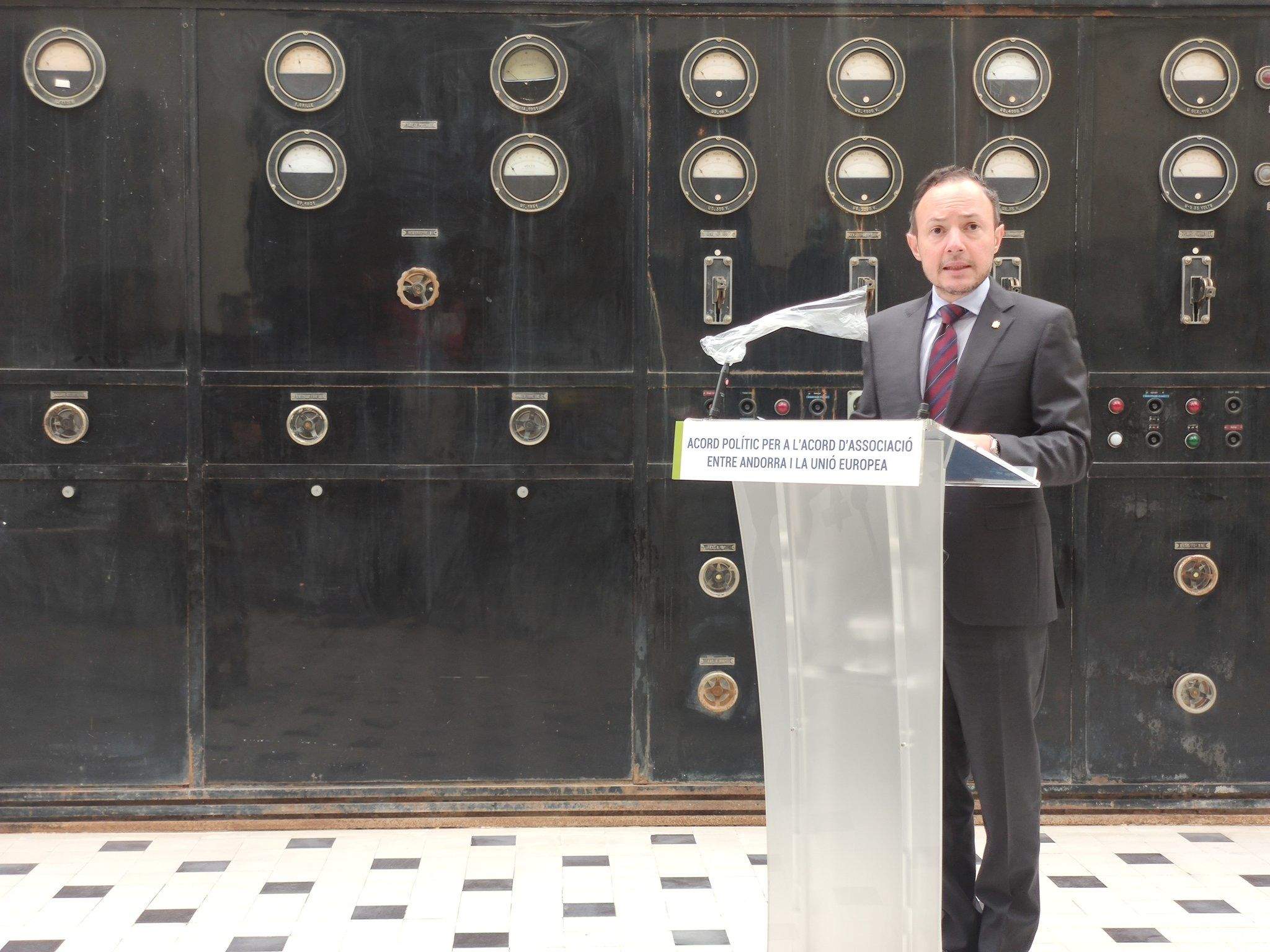 Xavier Espot durant la seva intervenció en l'acte polític aquest migdia a les instal·lacions de Radio Andorra.