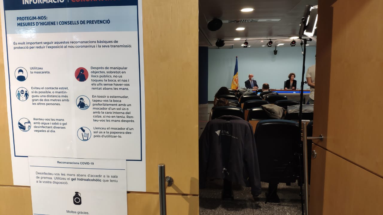 El ministre de Salut, Joan Martínez Benazet, i la titular d'Exteriors, Maria Ubach, han comparegut aquest dilluns.