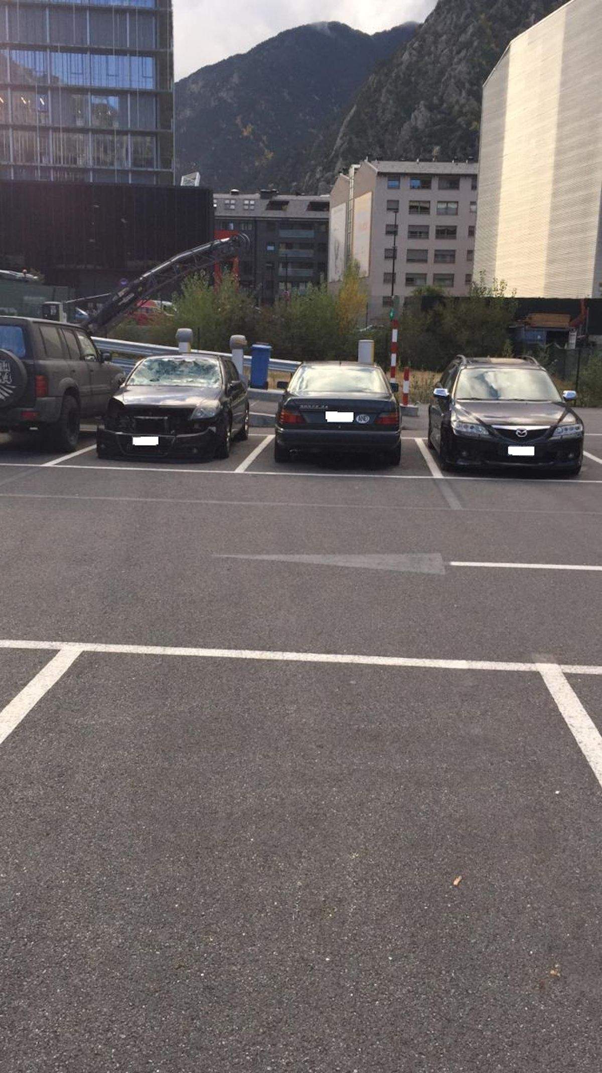 A l'esquerra, un dels cotxes abandonats.