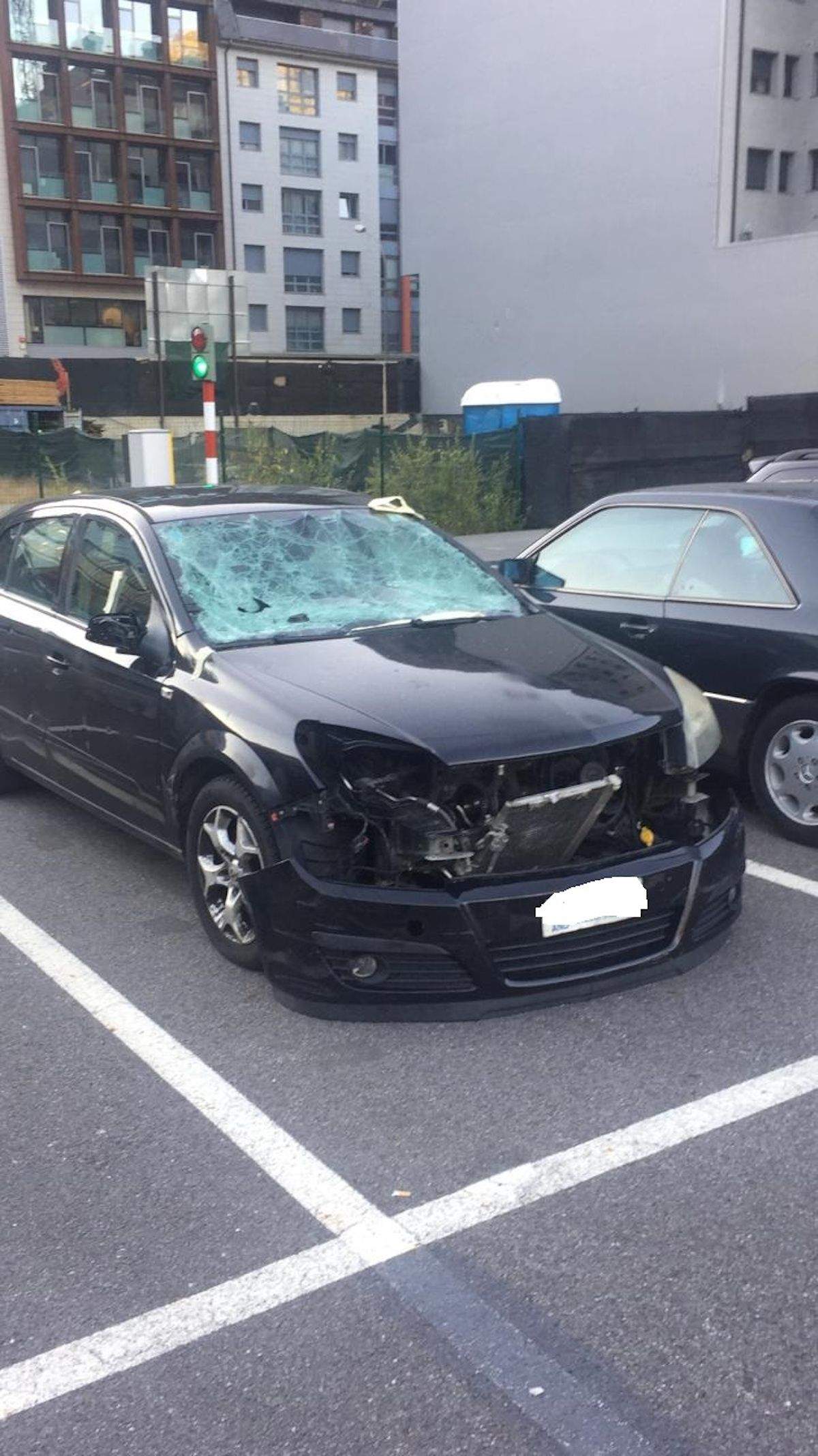 Un dels cotxes abandonats que es trobaven fins dilluns a l'aparcament del Prat del Rull.