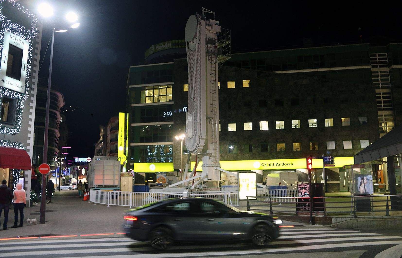 La nòria a mig construir a la Rotonda d'Andorra la Vella aquest vespre.