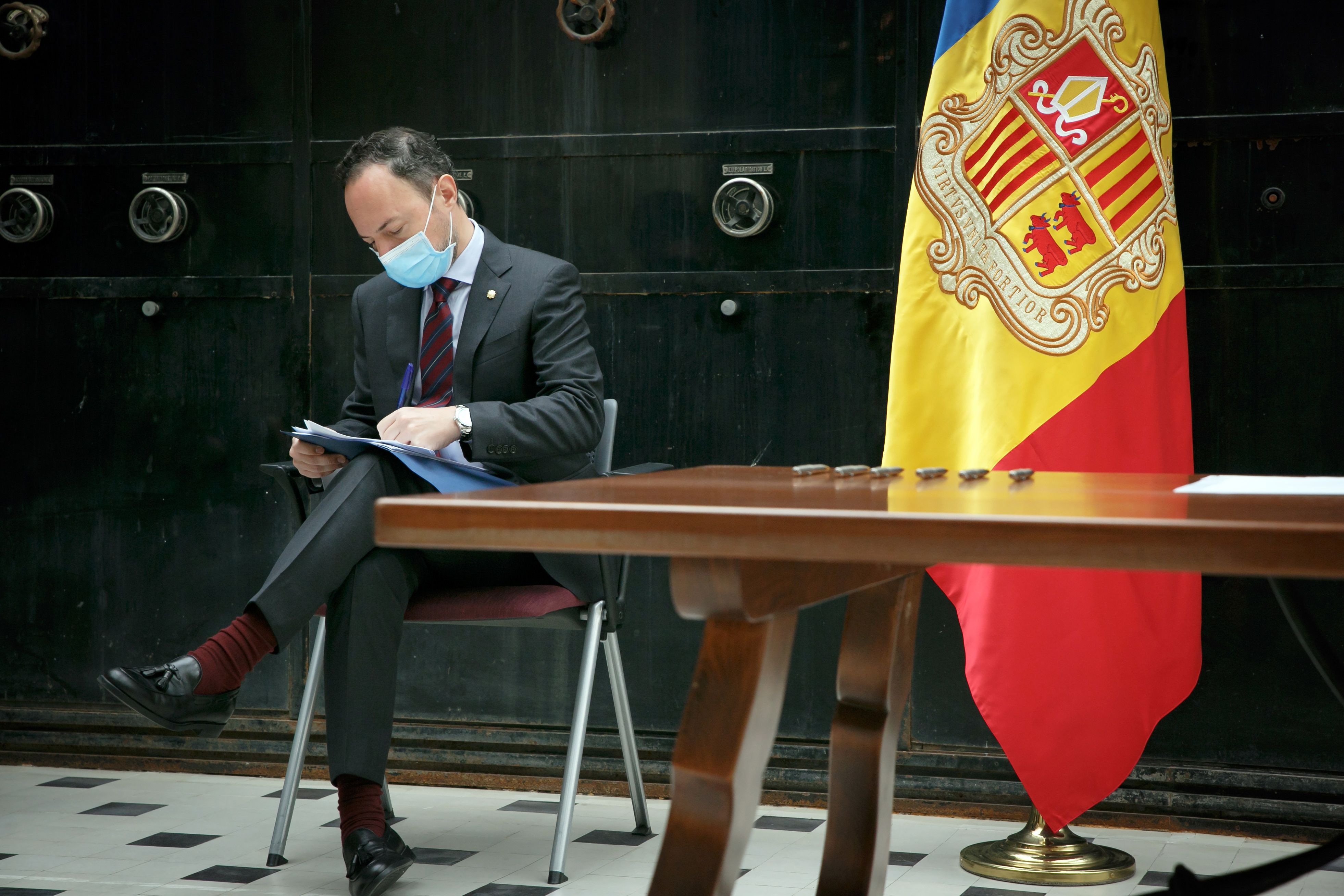 El cap de Govern, Xavier Espot, prenent apunts aquest migdia durant l'acte sobre la UE.