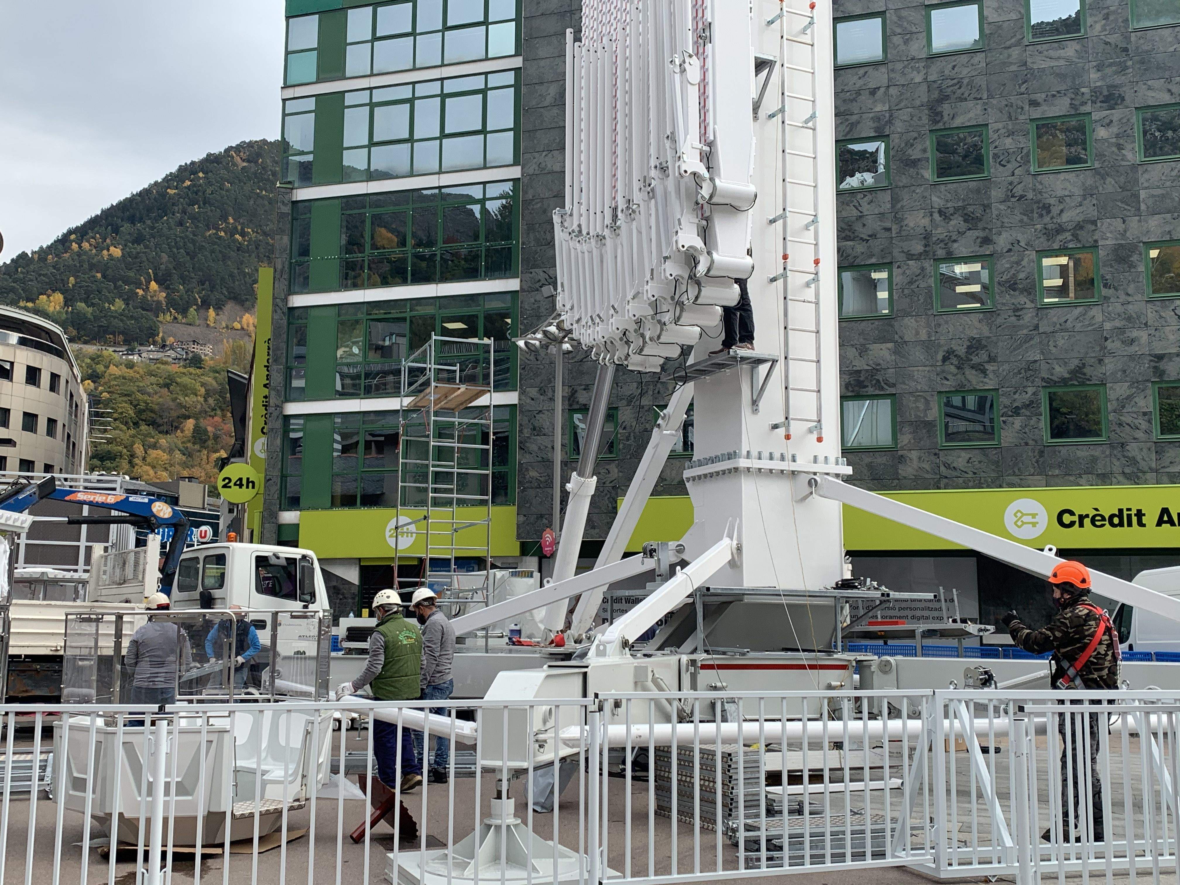 Un grup d'operaris treballant en el muntatge de la nòria.